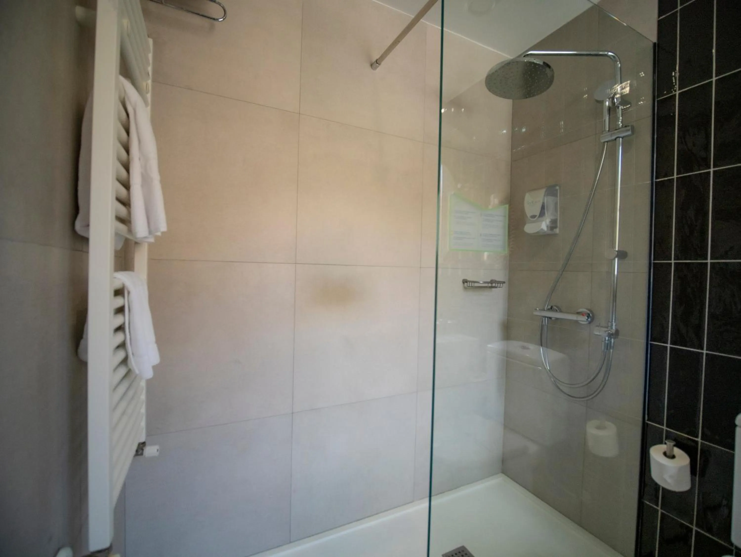 Shower in Hotel Roc Meler