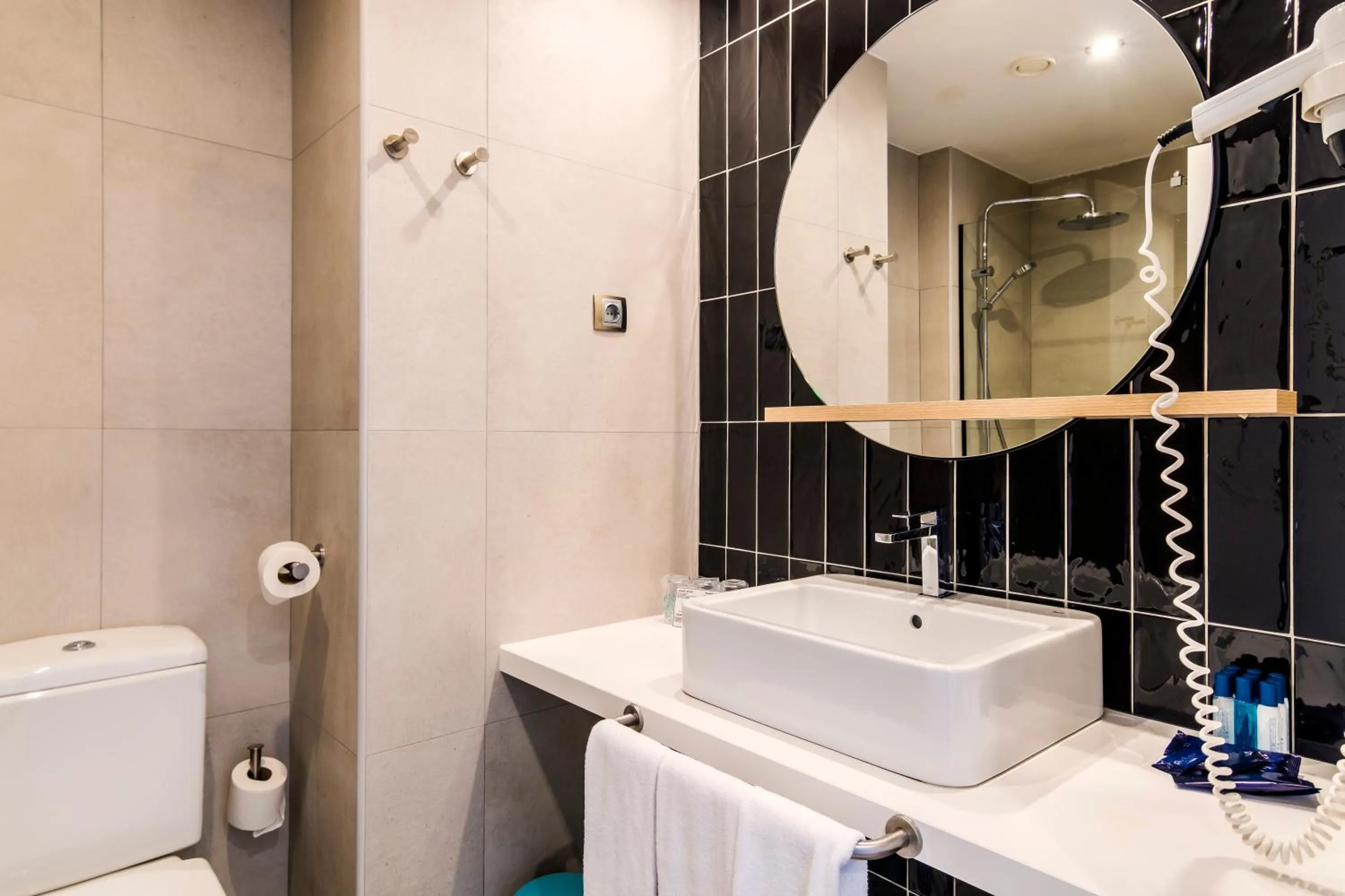 Bathroom in Hotel Roc Meler