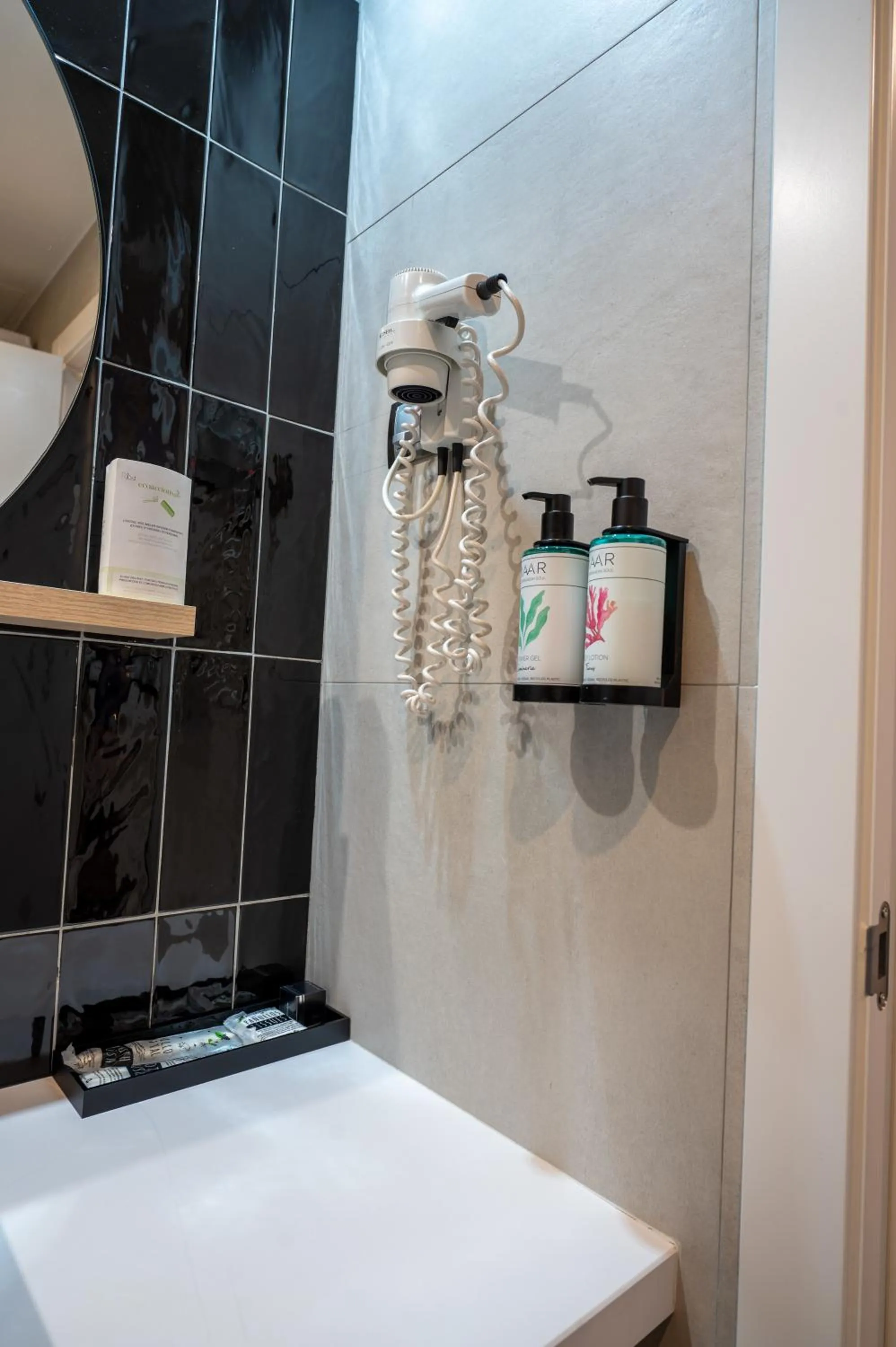 Shower in Hotel Roc Meler