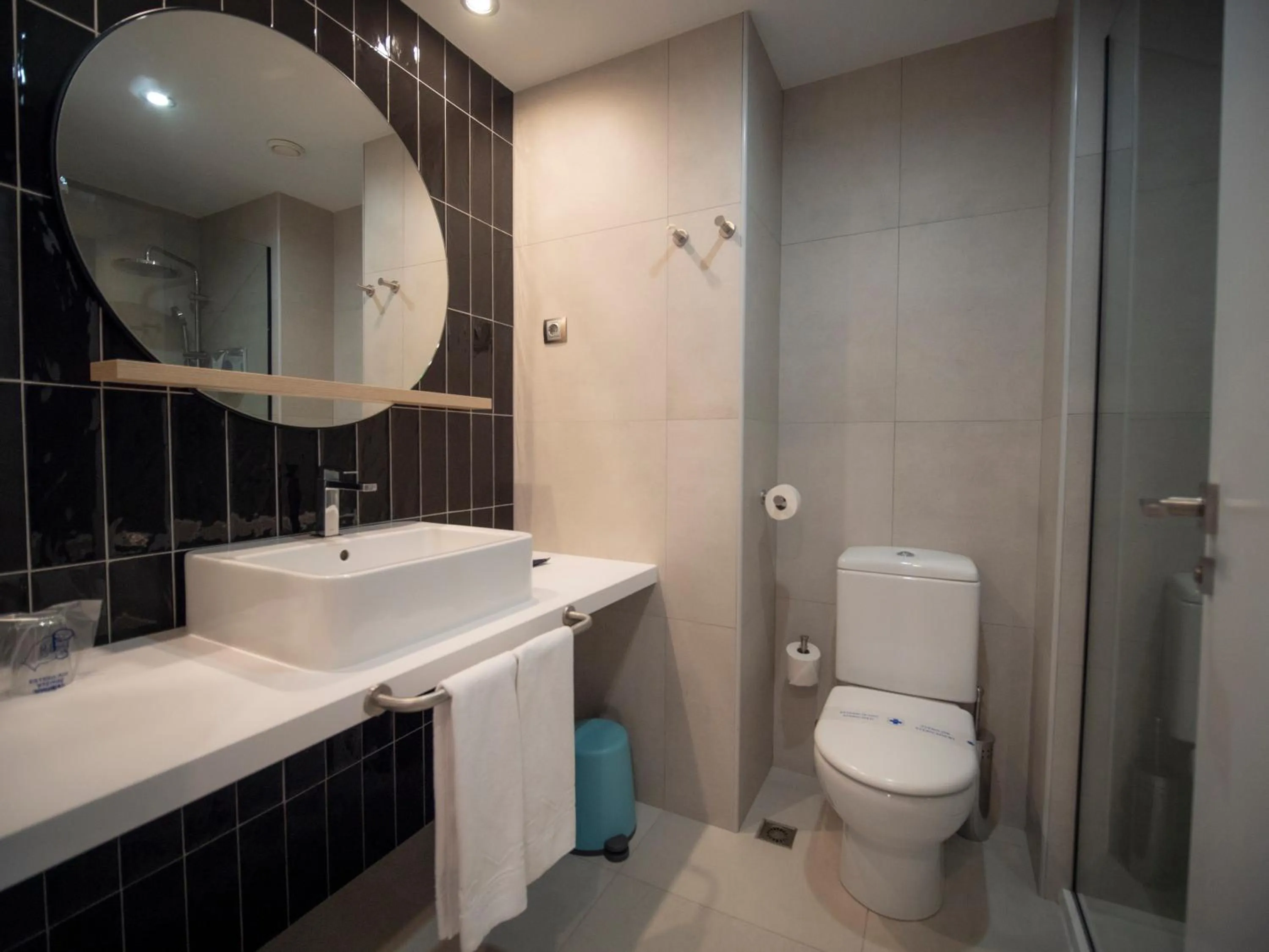 Bathroom in Hotel Roc Meler