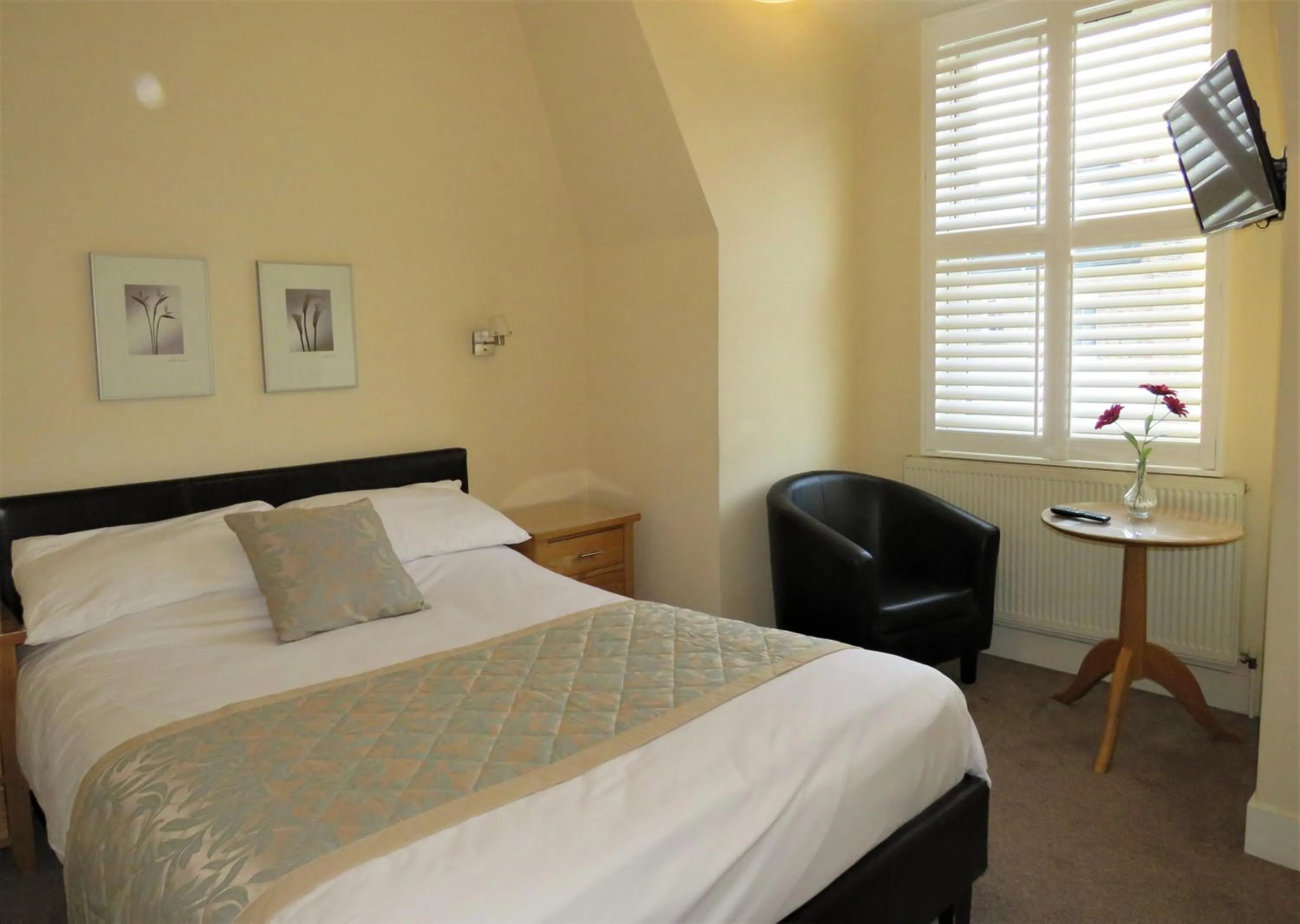 Bedroom, Bed in Marple Cottage Guest House