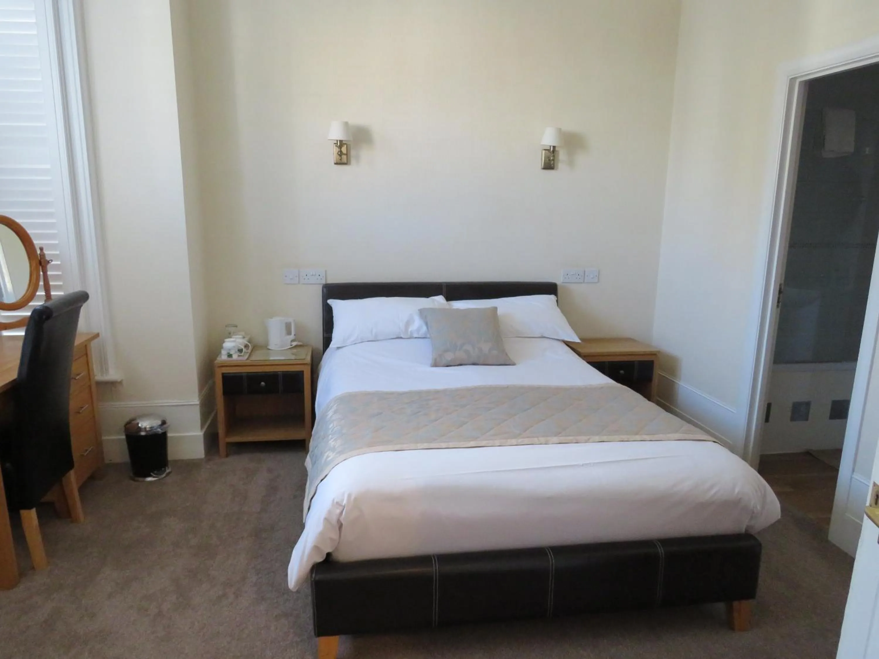 Bedroom, Bed in Marple Cottage Guest House