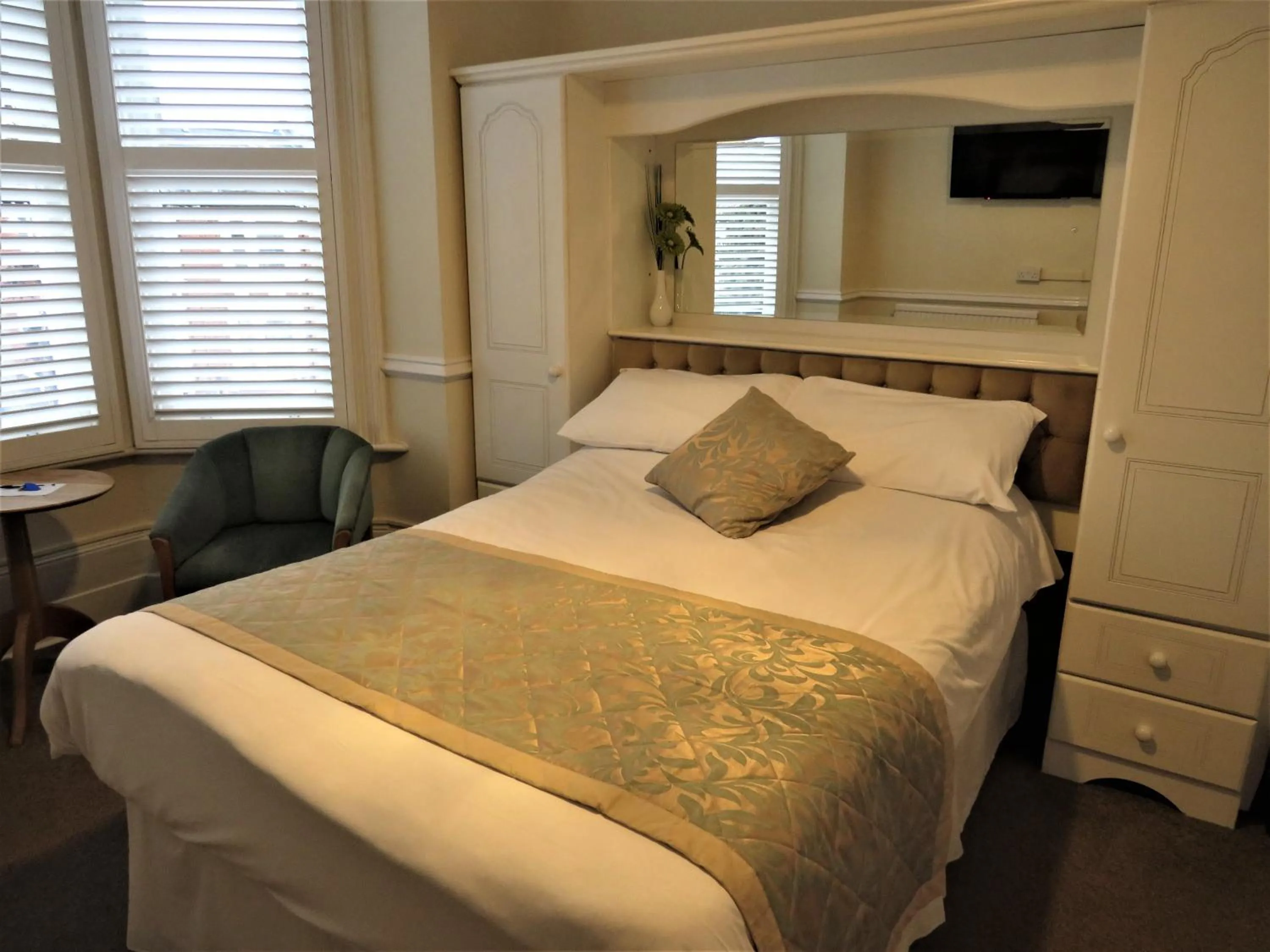 Bedroom, Bed in Marple Cottage Guest House