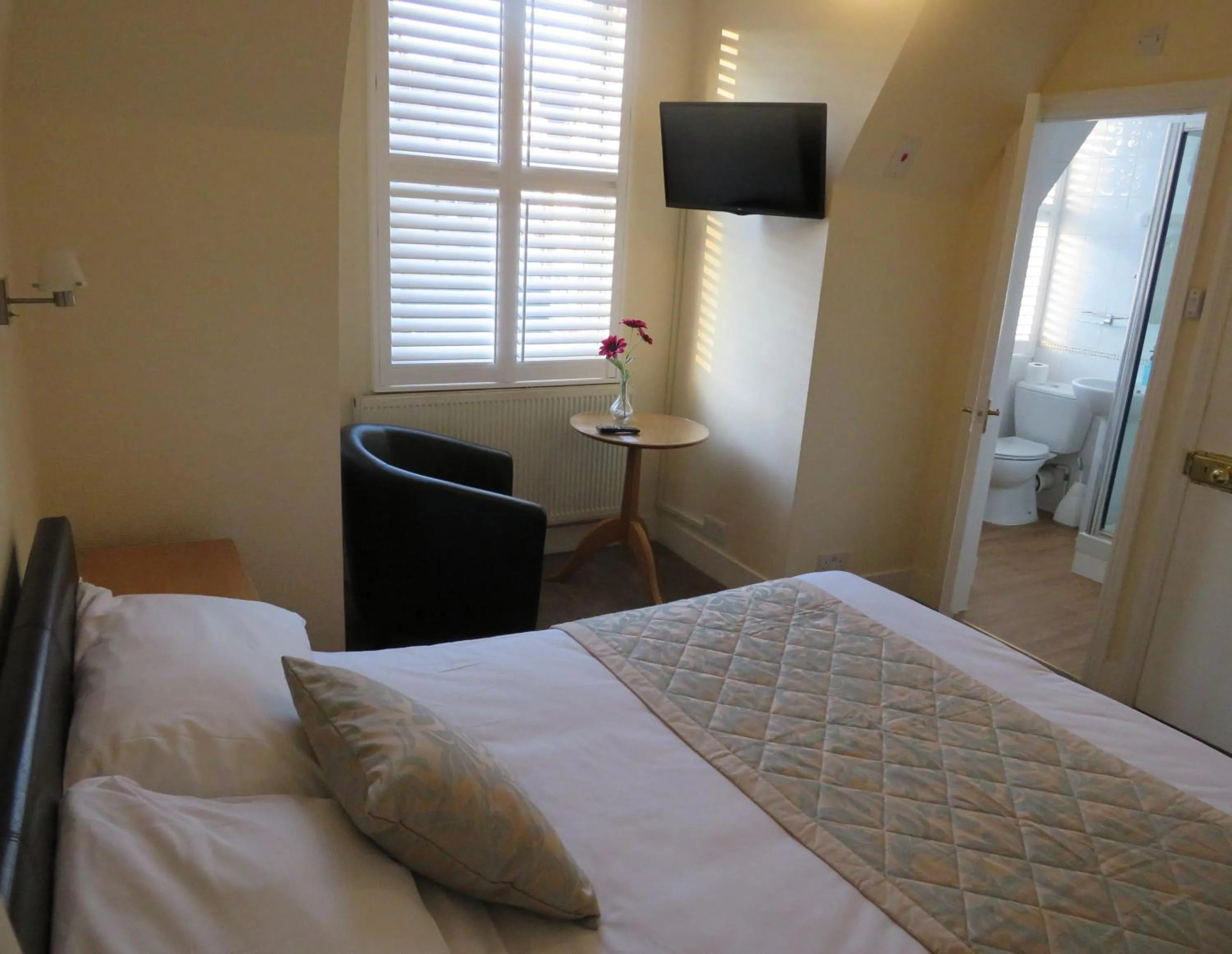 Bedroom, Bed in Marple Cottage Guest House