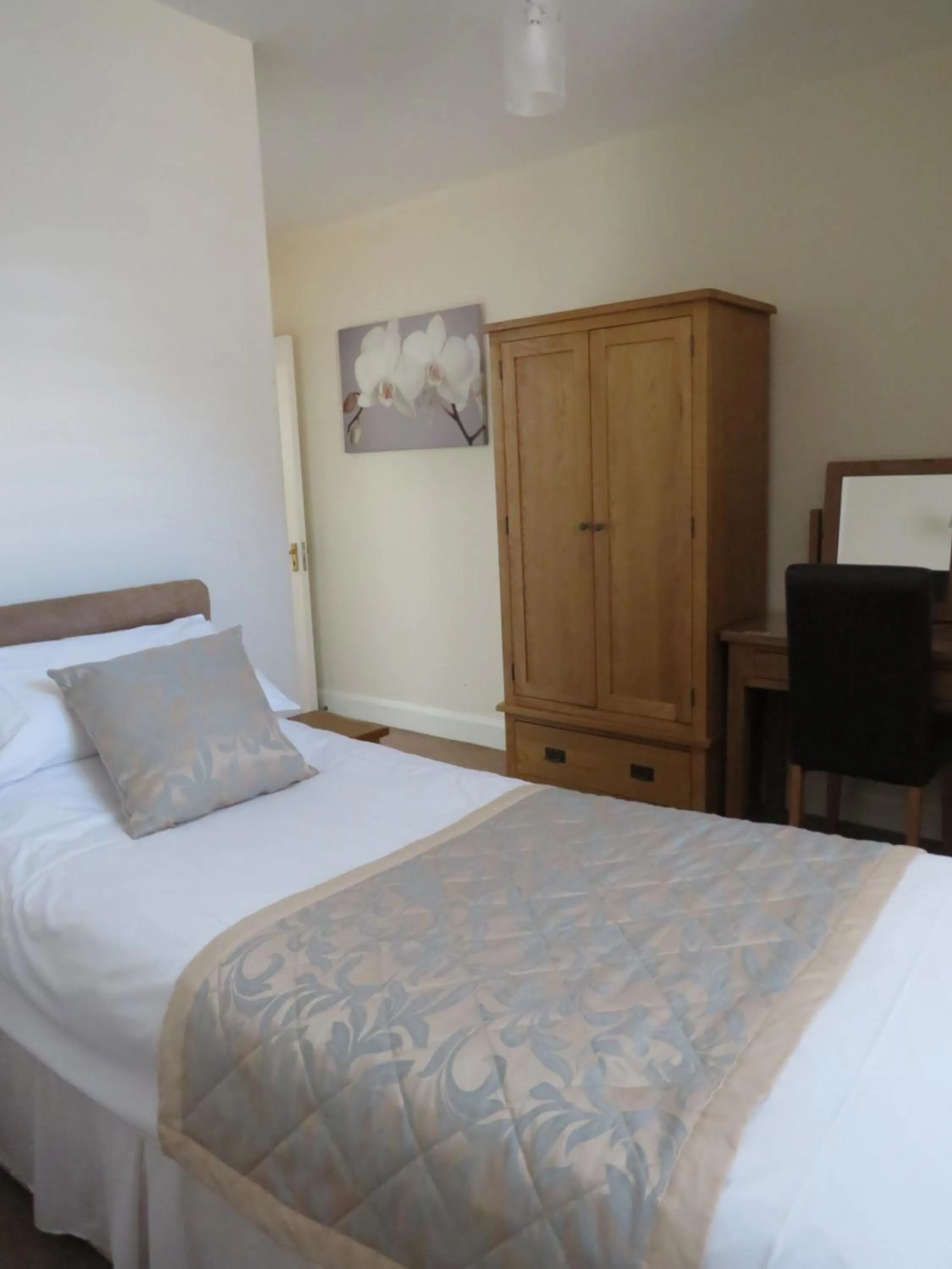 Bedroom, Bed in Marple Cottage Guest House
