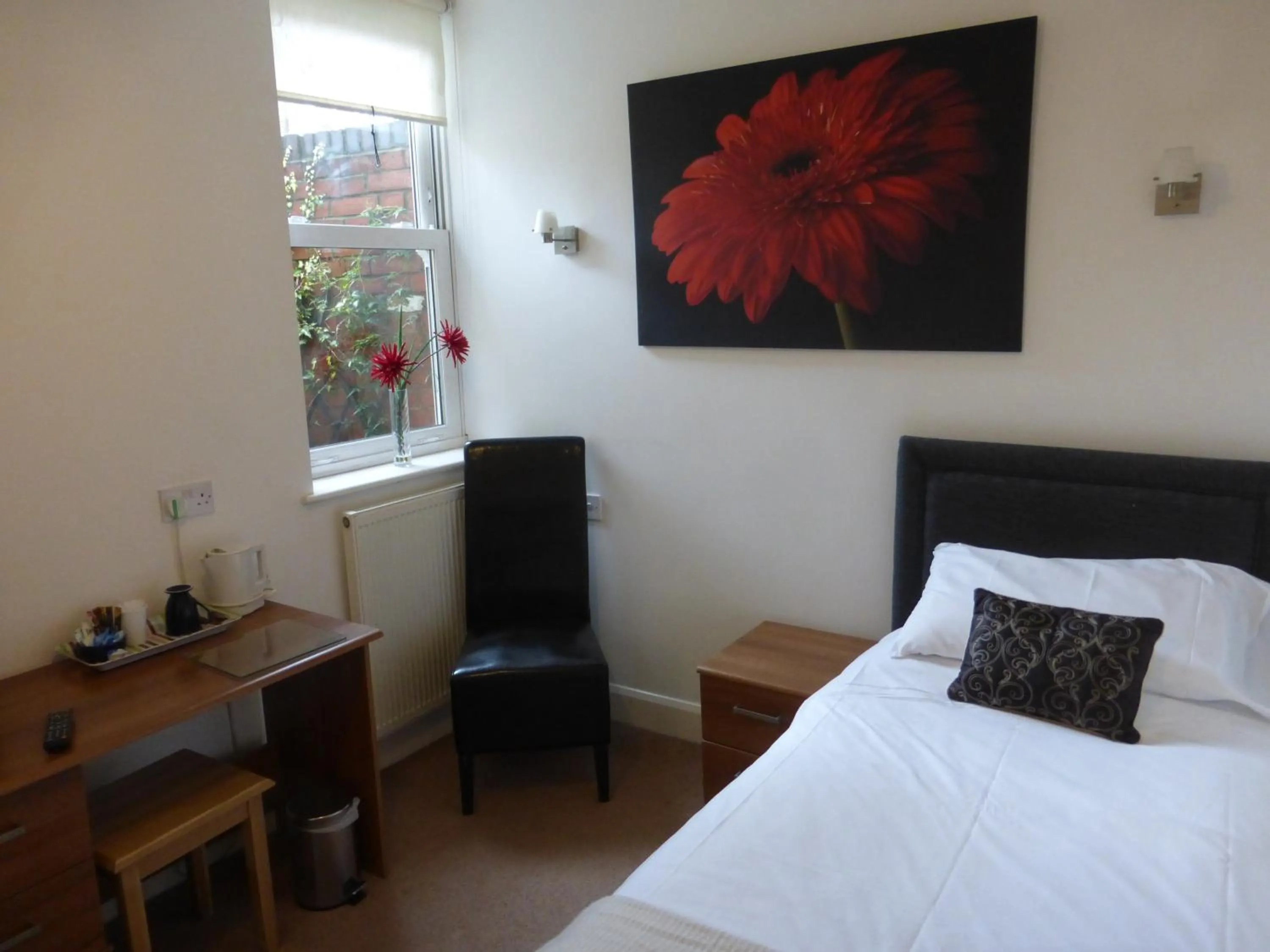 Bedroom, Bed in Marple Cottage Guest House