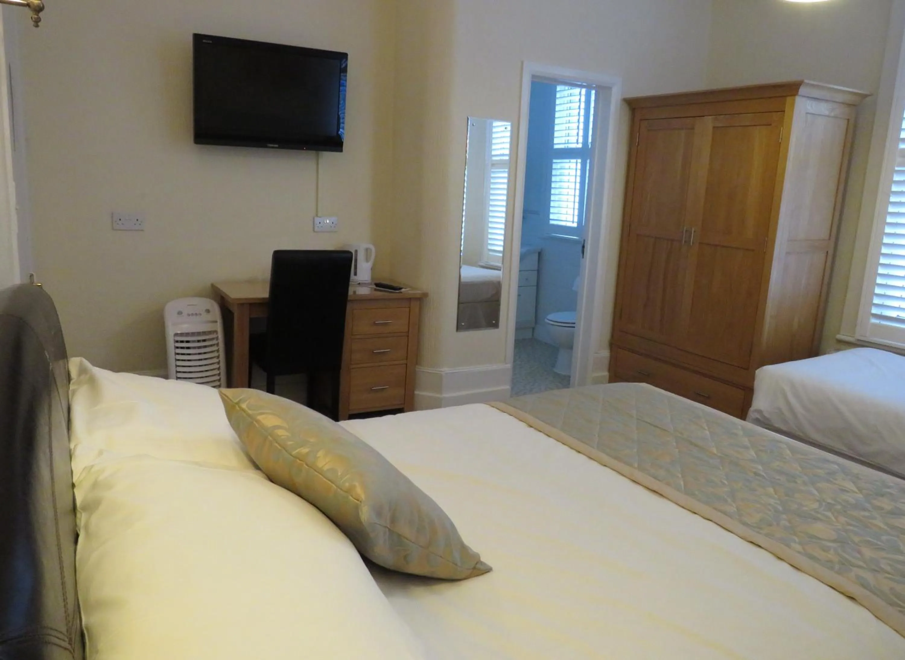 Bed in Marple Cottage Guest House