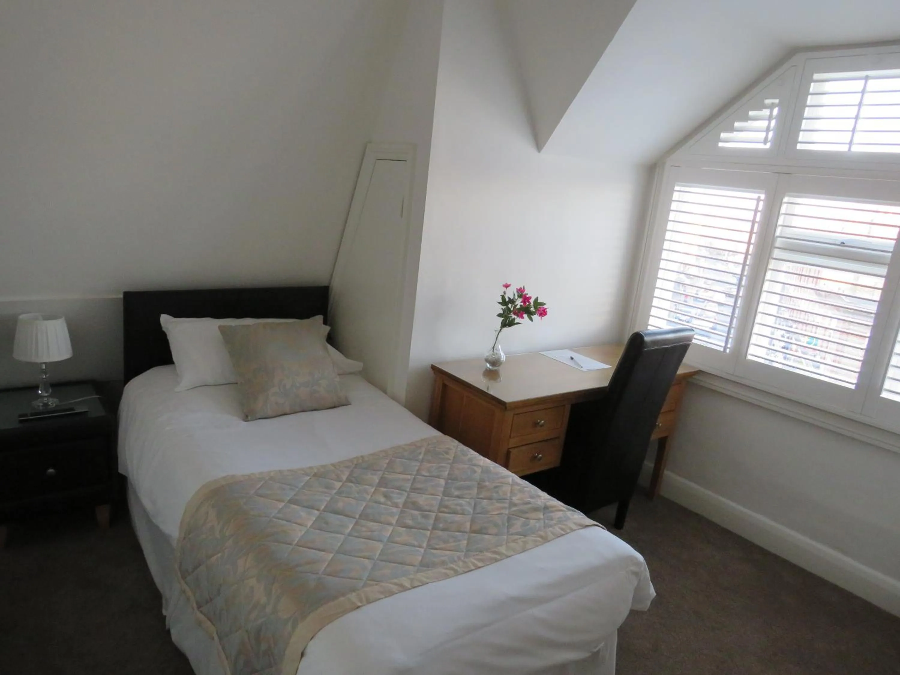 Bedroom, Bed in Marple Cottage Guest House