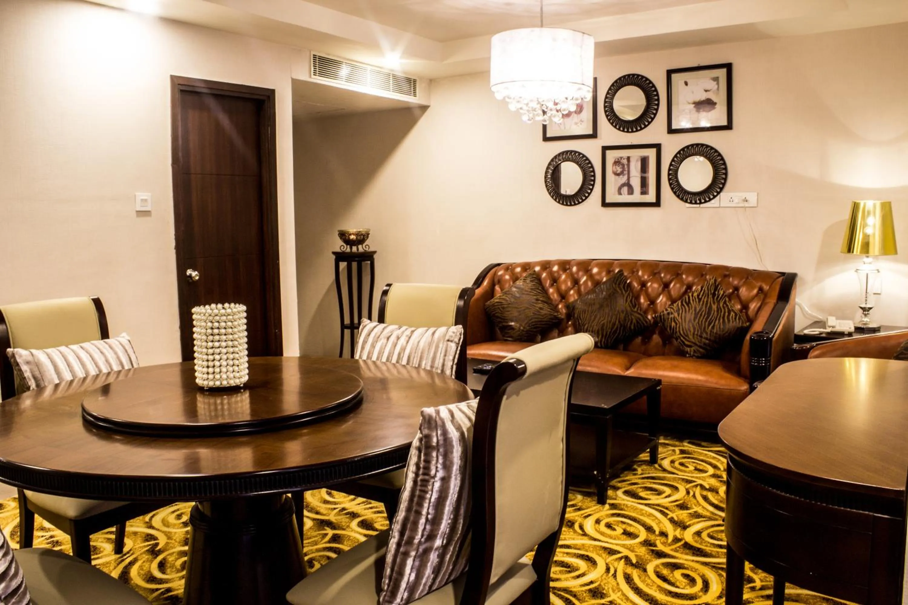 Family in Hotel Southern Comfort