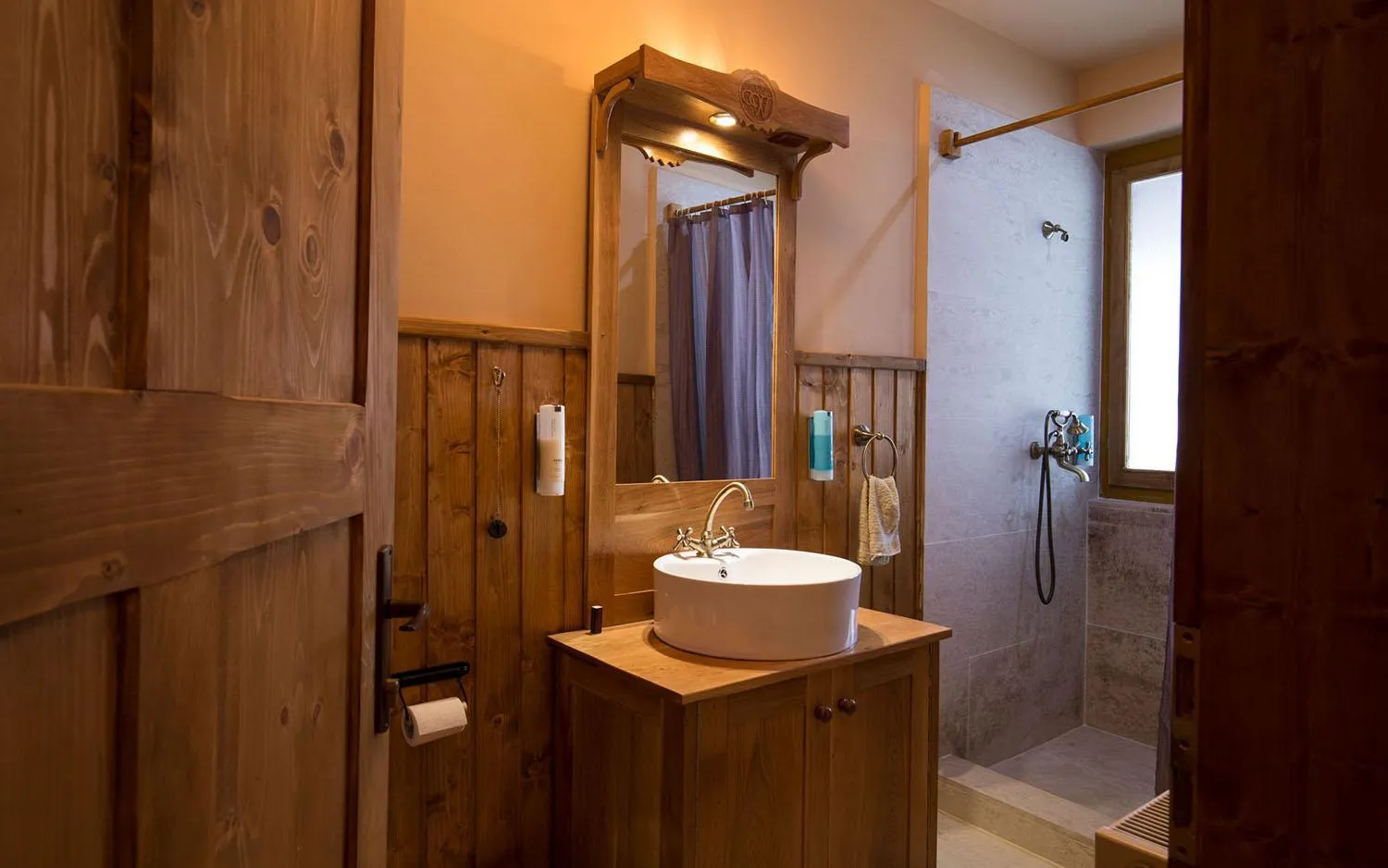 Shower in Valea Verde Retreat Transilvania