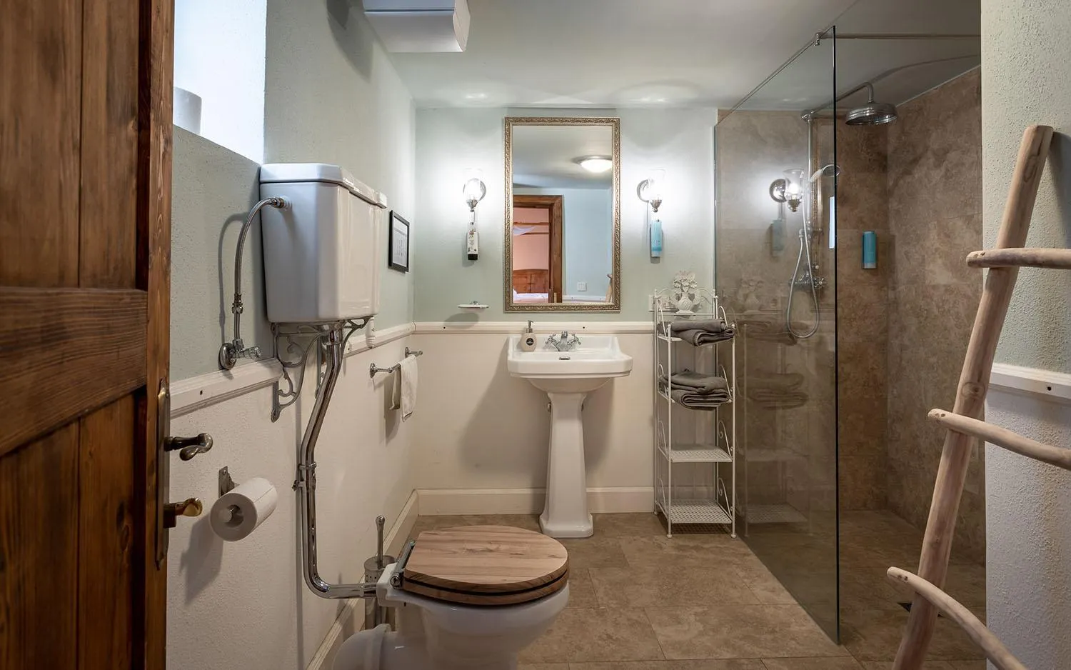 Shower in Valea Verde Retreat Transilvania