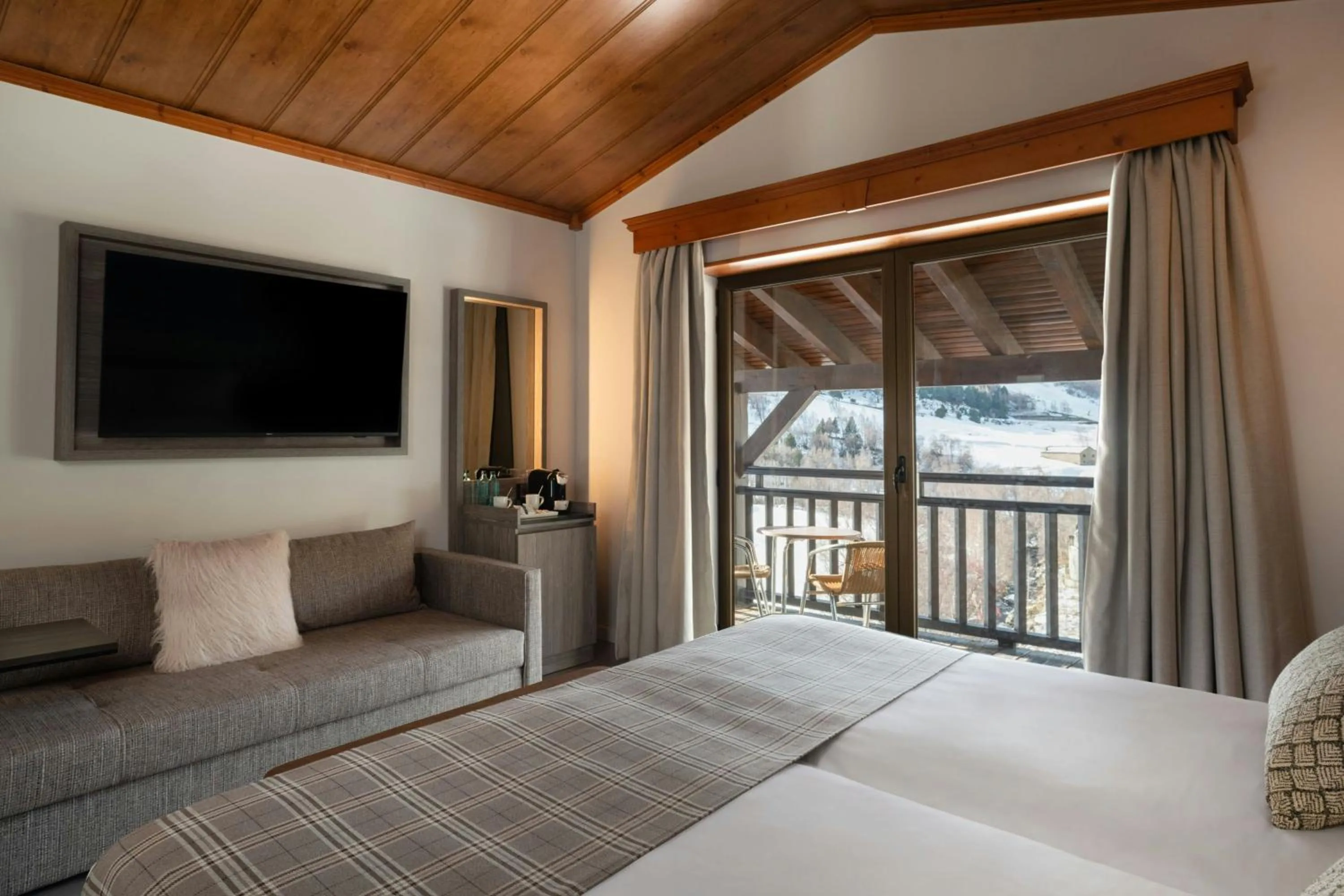 Living room, Bed in Hotel Euroski Mountain Resort & Spa