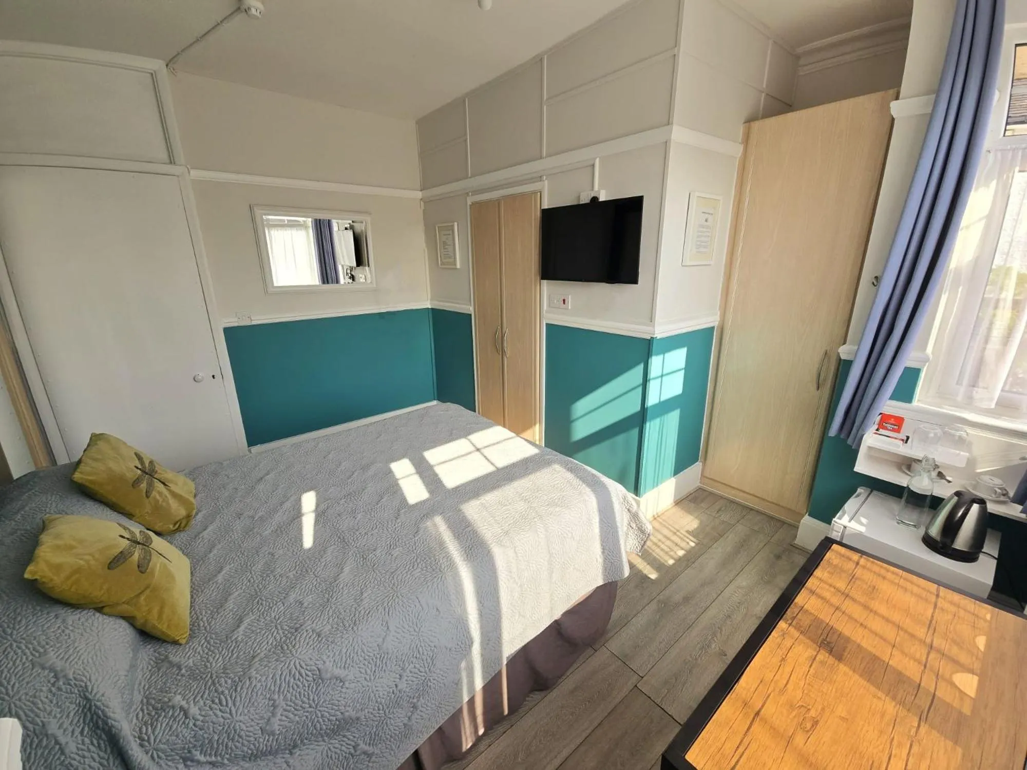 Bed in Glendevon House Hotel