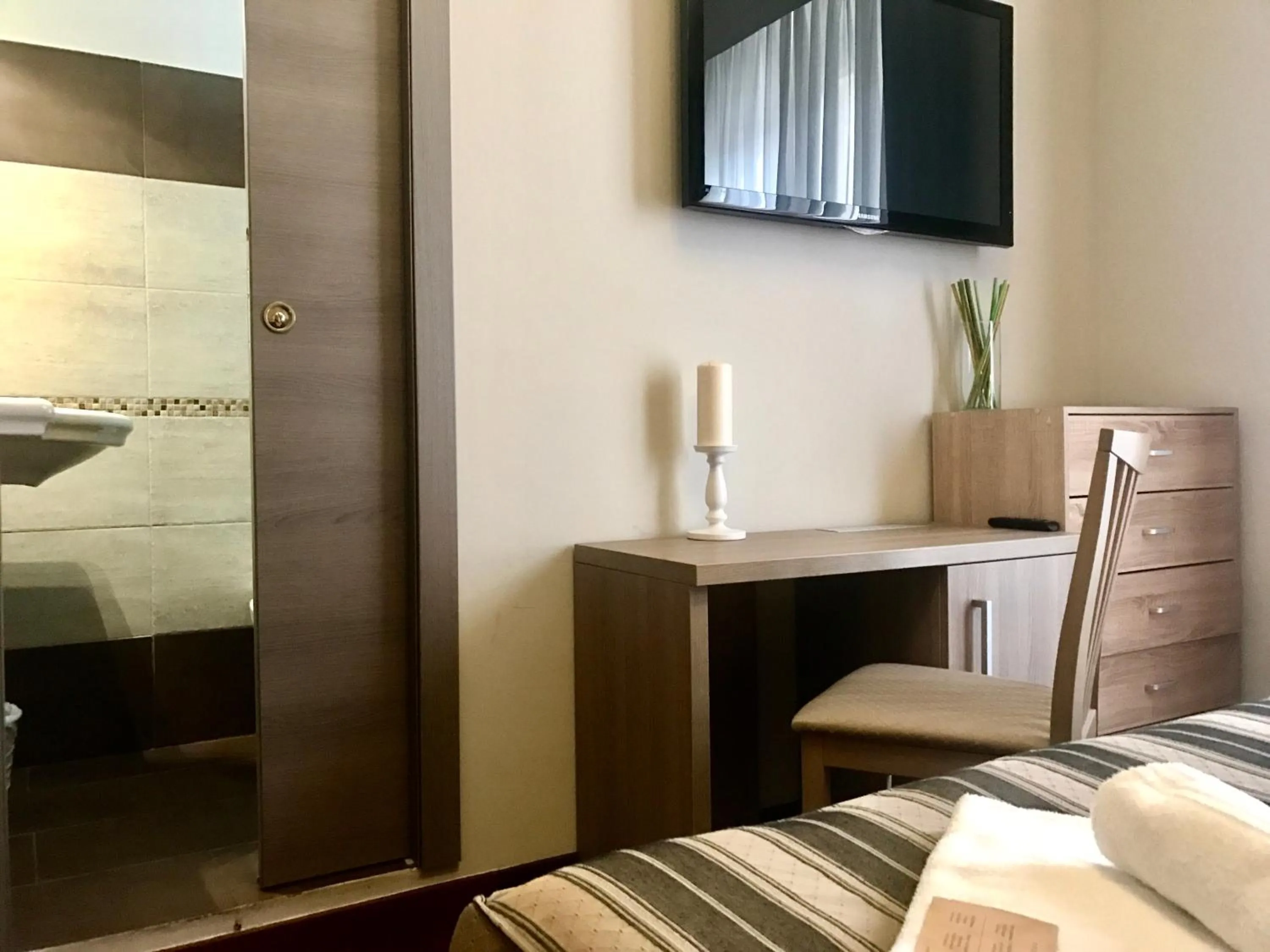 Bathroom, Bed in Dreams Roma B&B