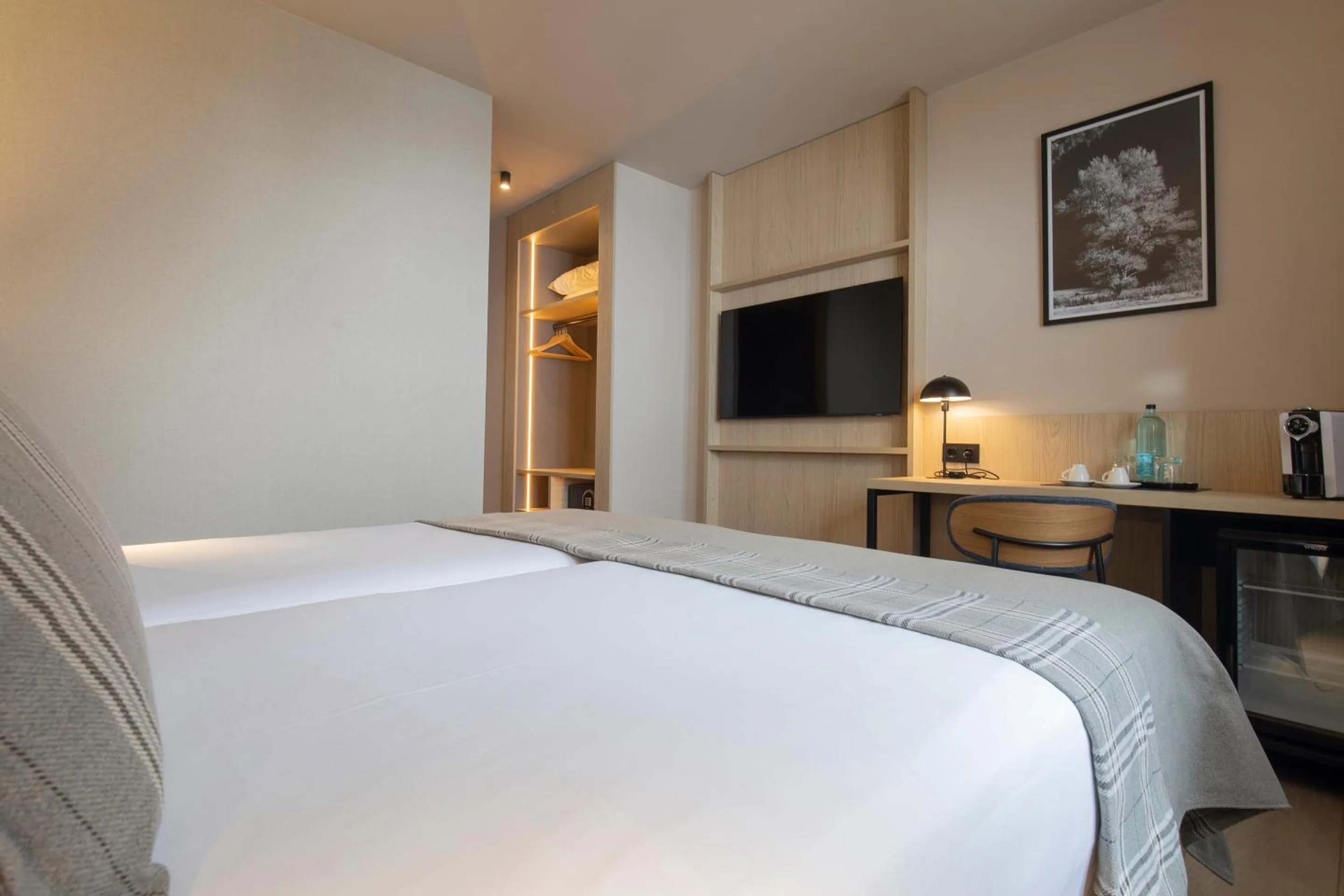 Bedroom, Bed in Hotel Màgic Pas by Nexta