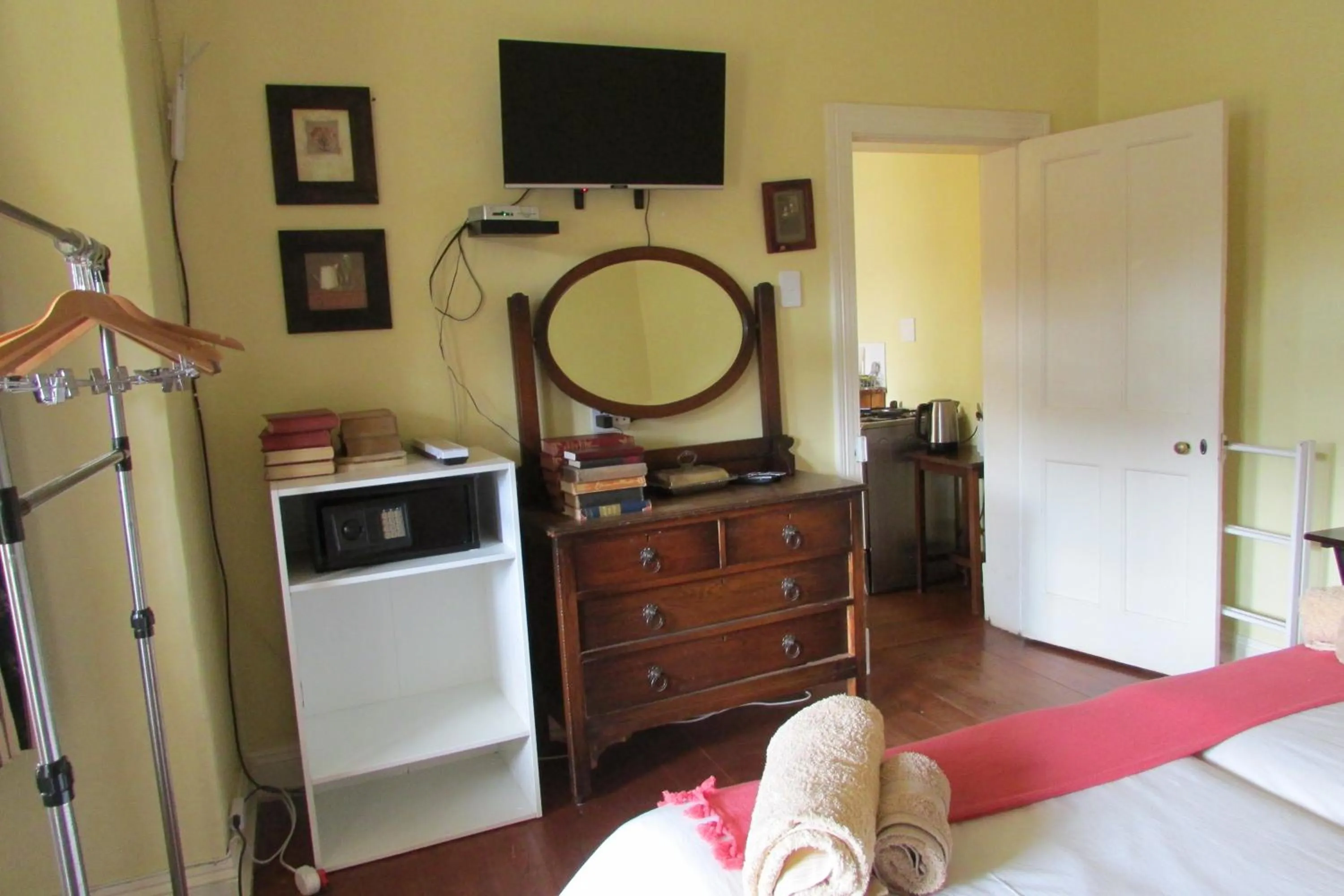 TV and multimedia, Bed in Absolute Leisure Cottages