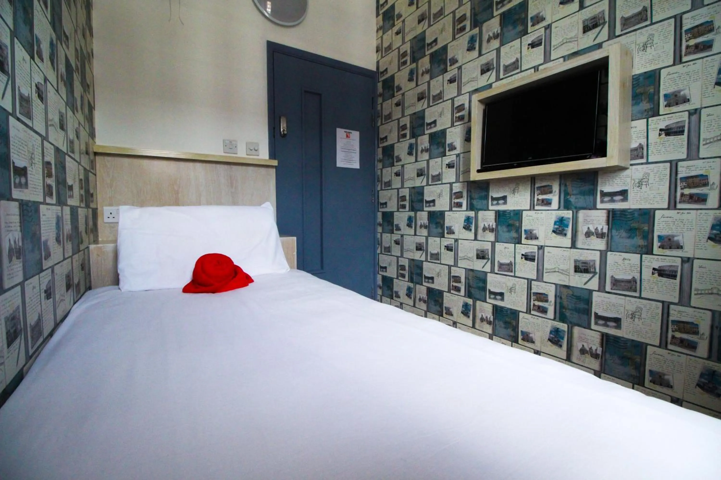 Bedroom, Bed in London Backpackers Youth Hostel 18 - 35 Years Old Only