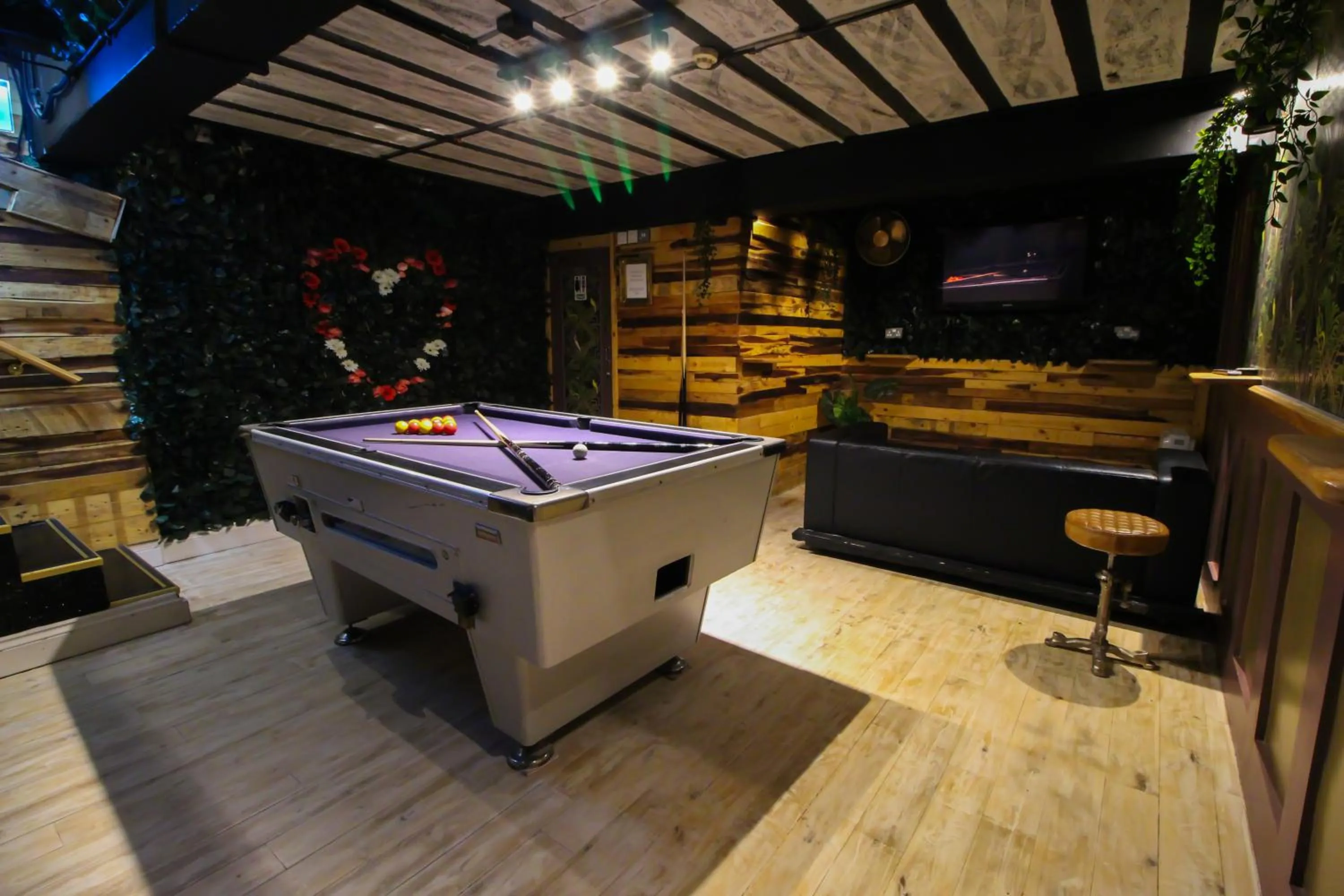 Billiard in London Backpackers Youth Hostel 18 - 35 Years Old Only