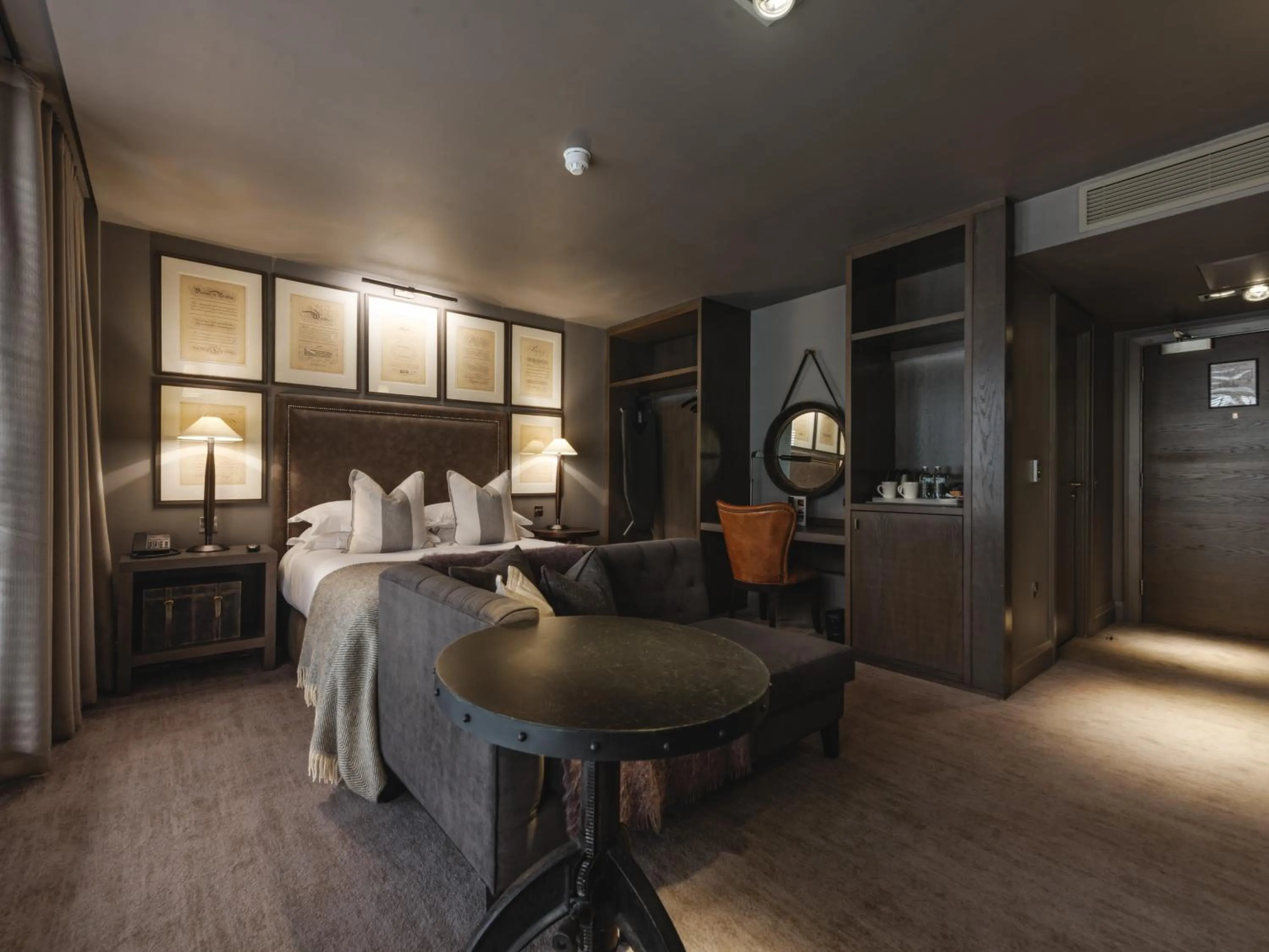 Seating area, Bed in Dakota Glasgow