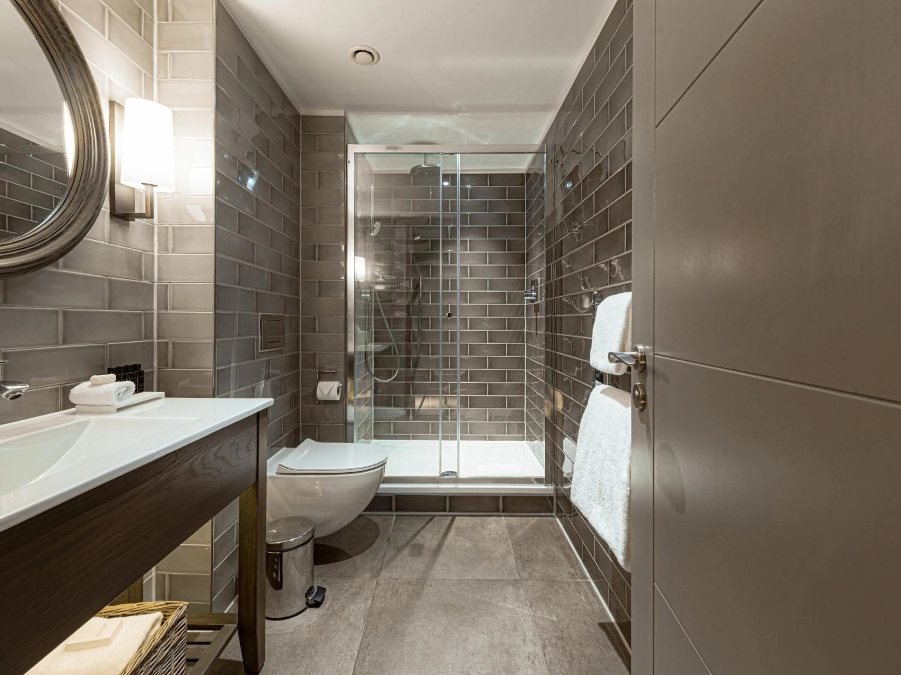 Shower in Dakota Glasgow