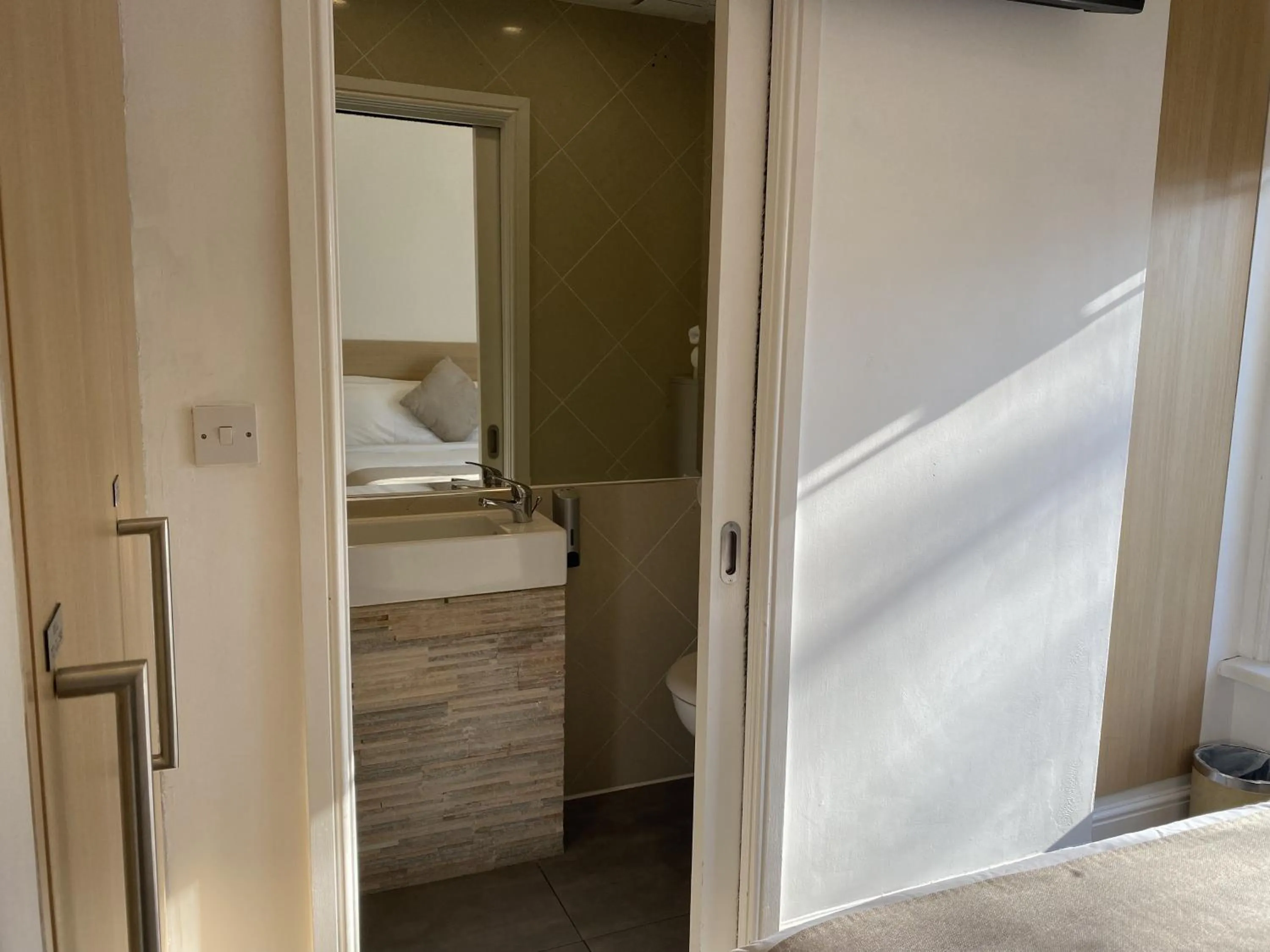 Bathroom, Bed in NOX Kensington