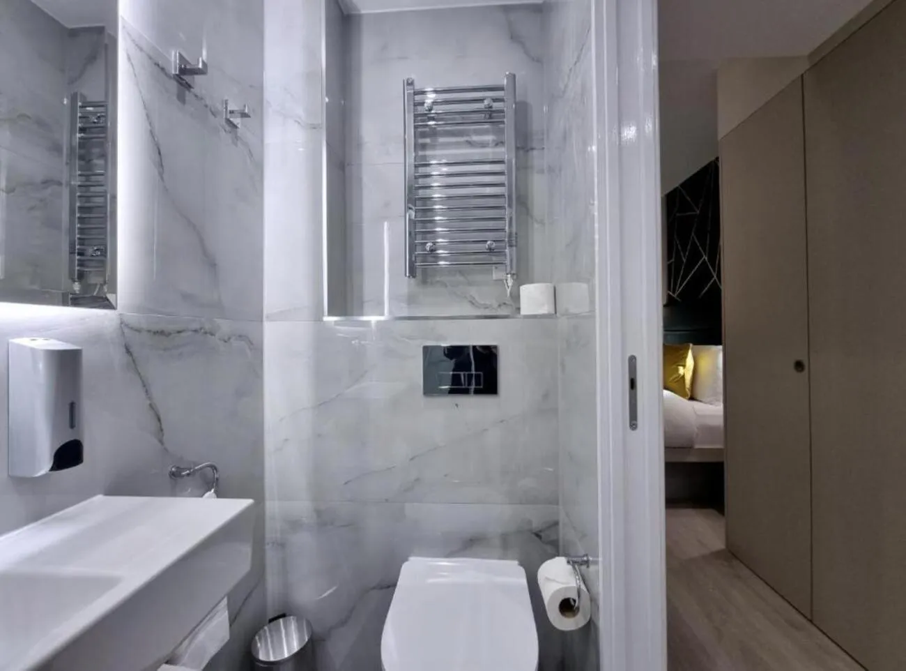 Toilet in NOX Kensington