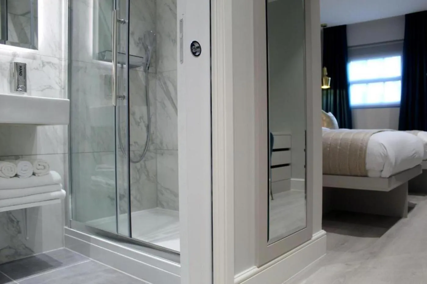 Shower, Bed in NOX Kensington