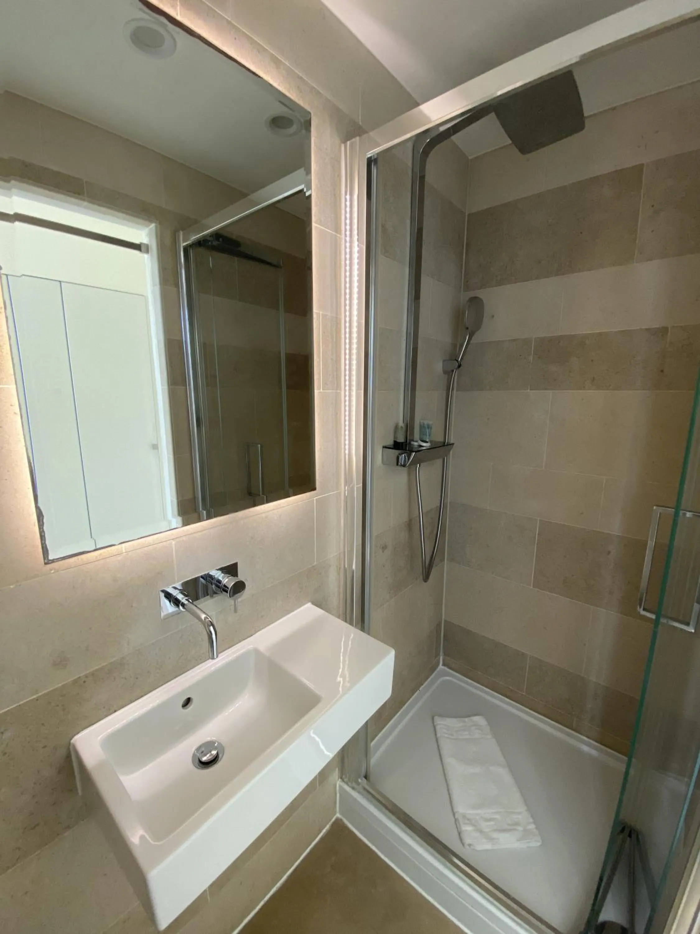 Shower in NOX Kensington