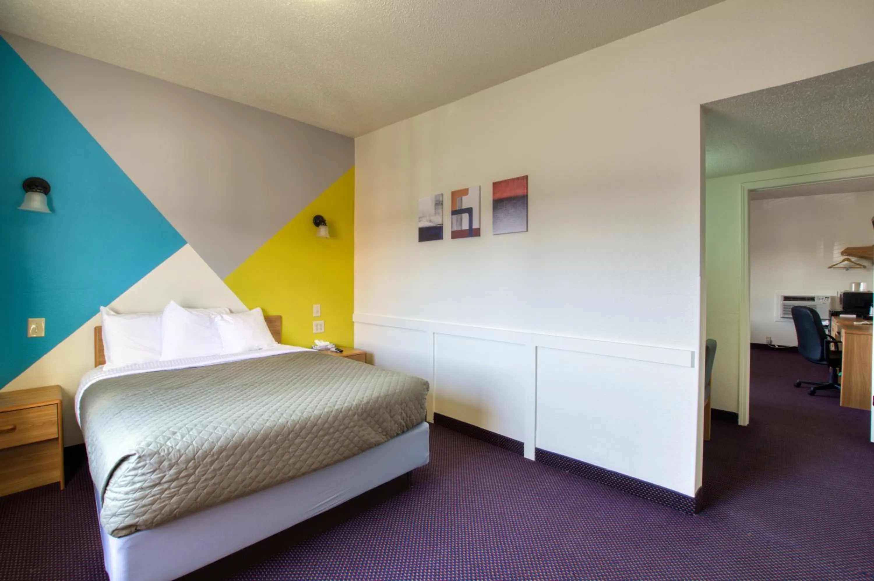 Photo of the whole room, Bed in Western Motel