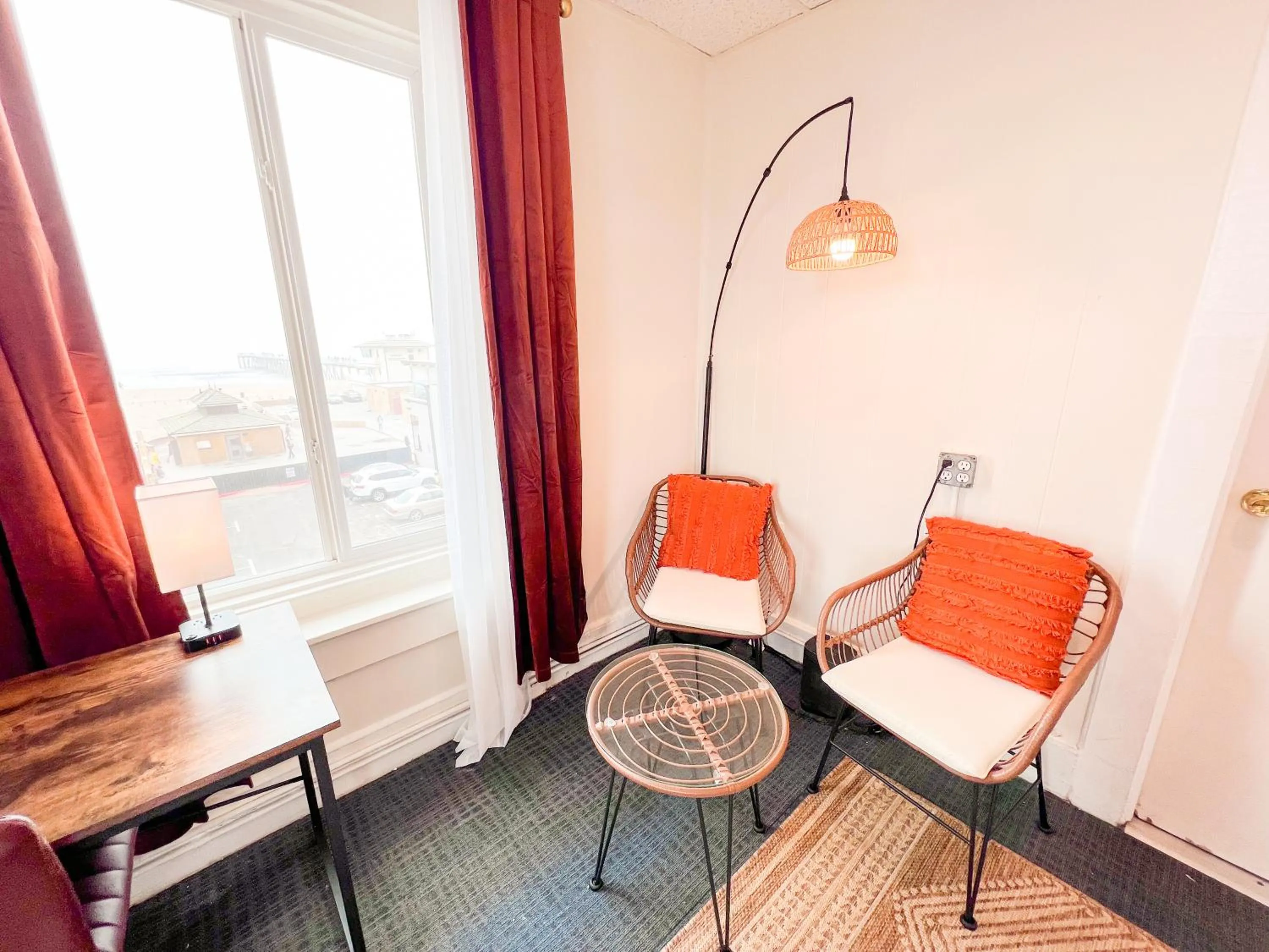 Seating area in ITH Hermosa Beach Surf Hostel LAX