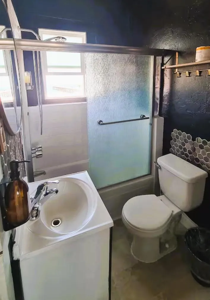 Shower in ITH Hermosa Beach Surf Hostel LAX