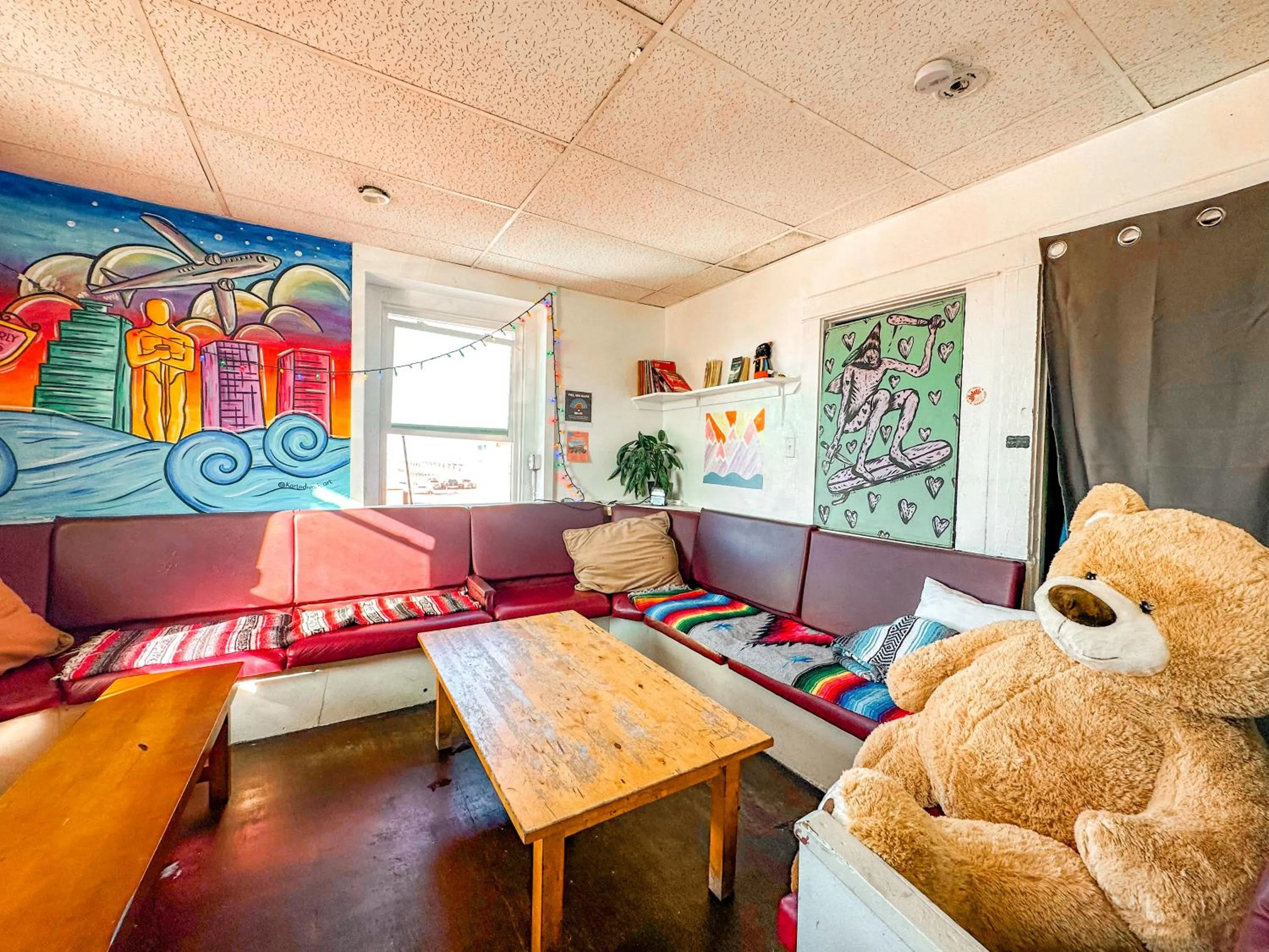 Communal lounge/ TV room in ITH Hermosa Beach Surf Hostel LAX