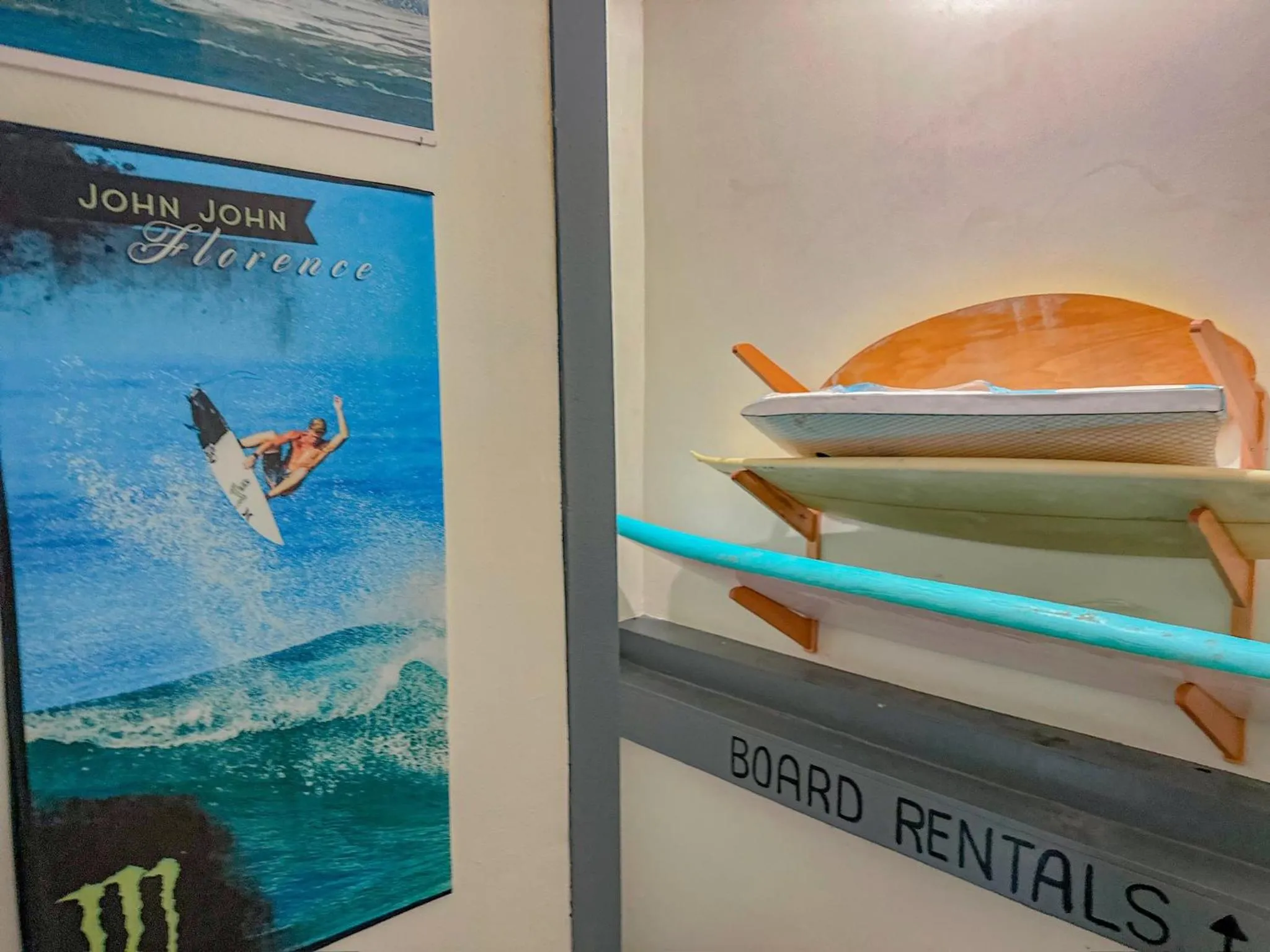 Communal lounge/ TV room in ITH Hermosa Beach Surf Hostel LAX