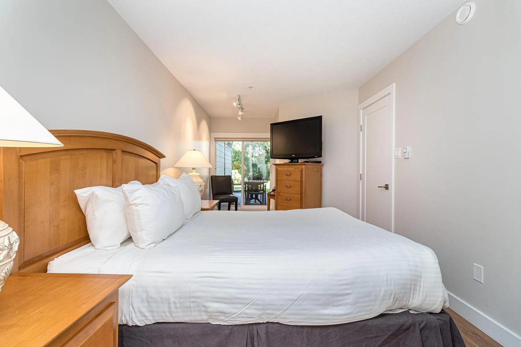 Bedroom, Bed in Pacific Shores Resort & Spa