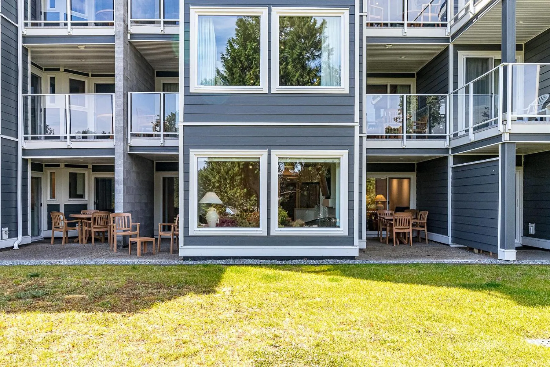 Property building in Pacific Shores Resort & Spa