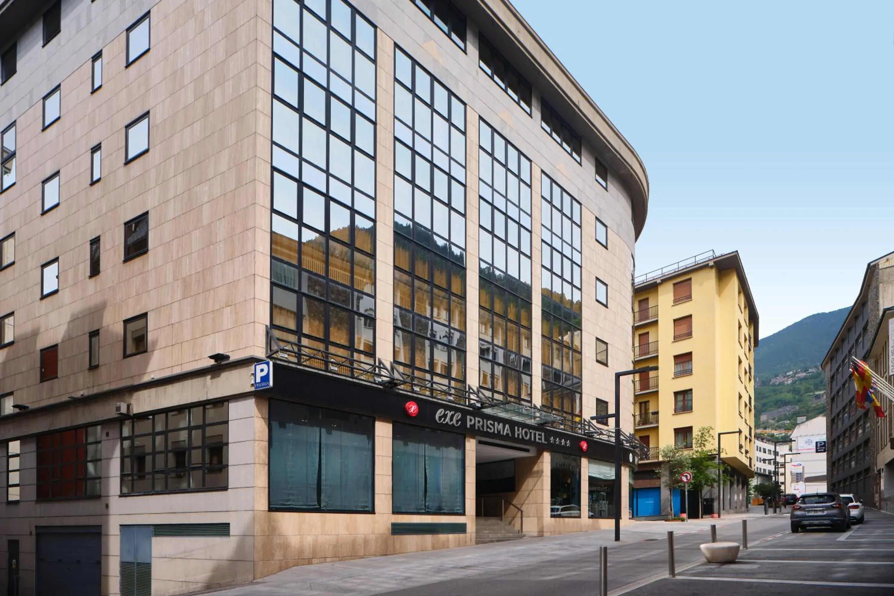 Facade/entrance in Exe Prisma Facade/entrance in Exe Prisma