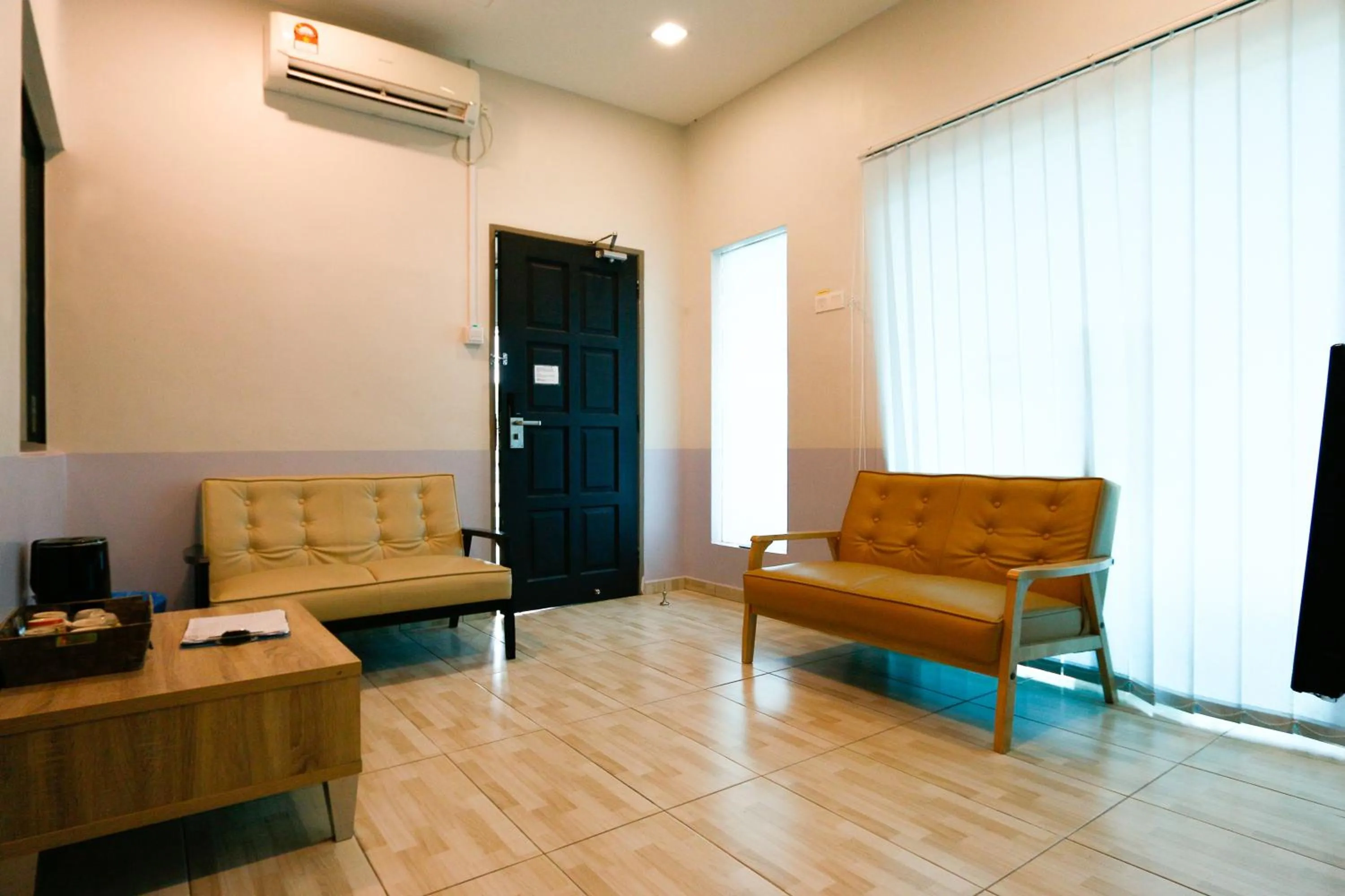 Living room in Travelland Hotel