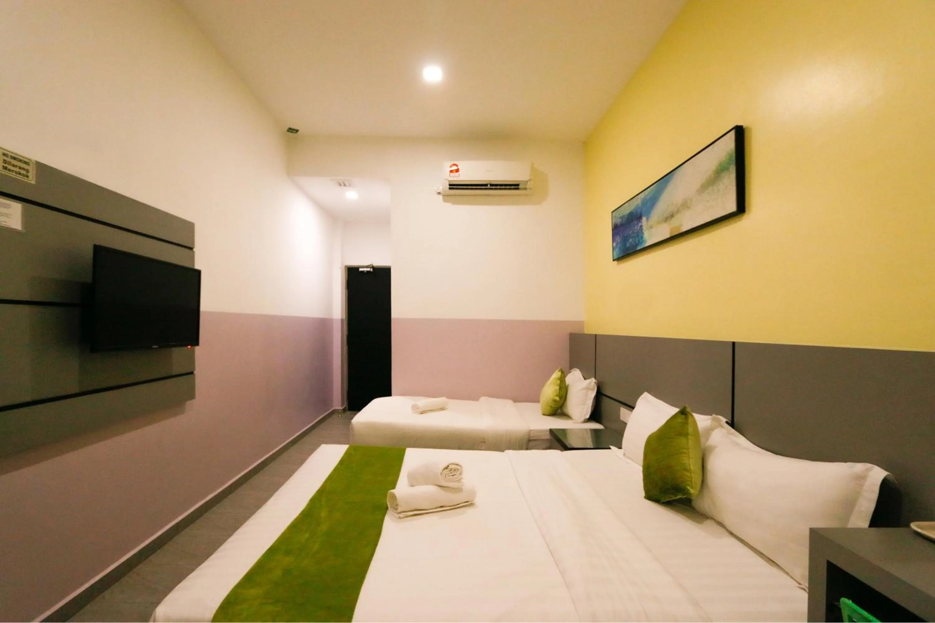 Bedroom, Bed in Travelland Hotel