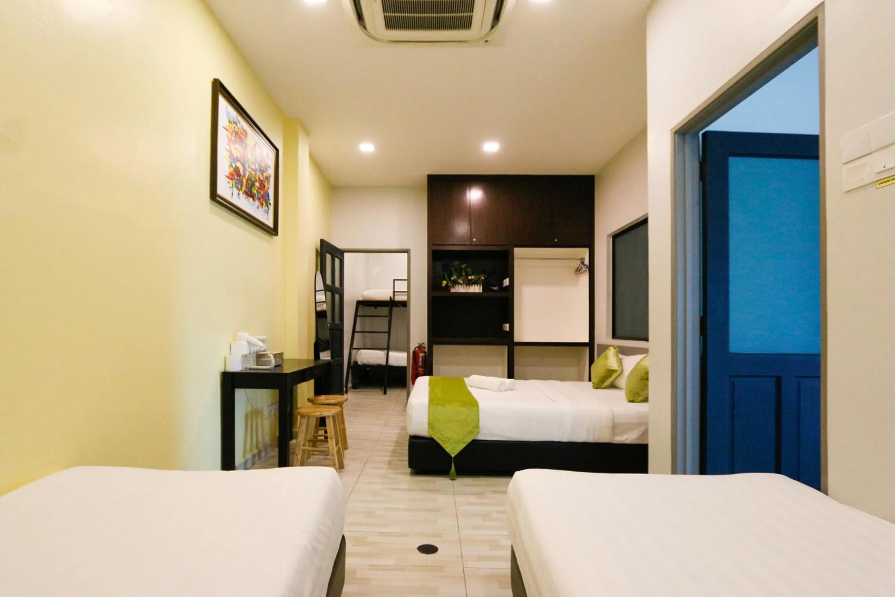 Photo of the whole room, Bed in Travelland Hotel