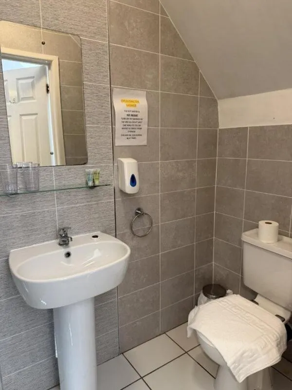 Shower in The Avenue Hotel