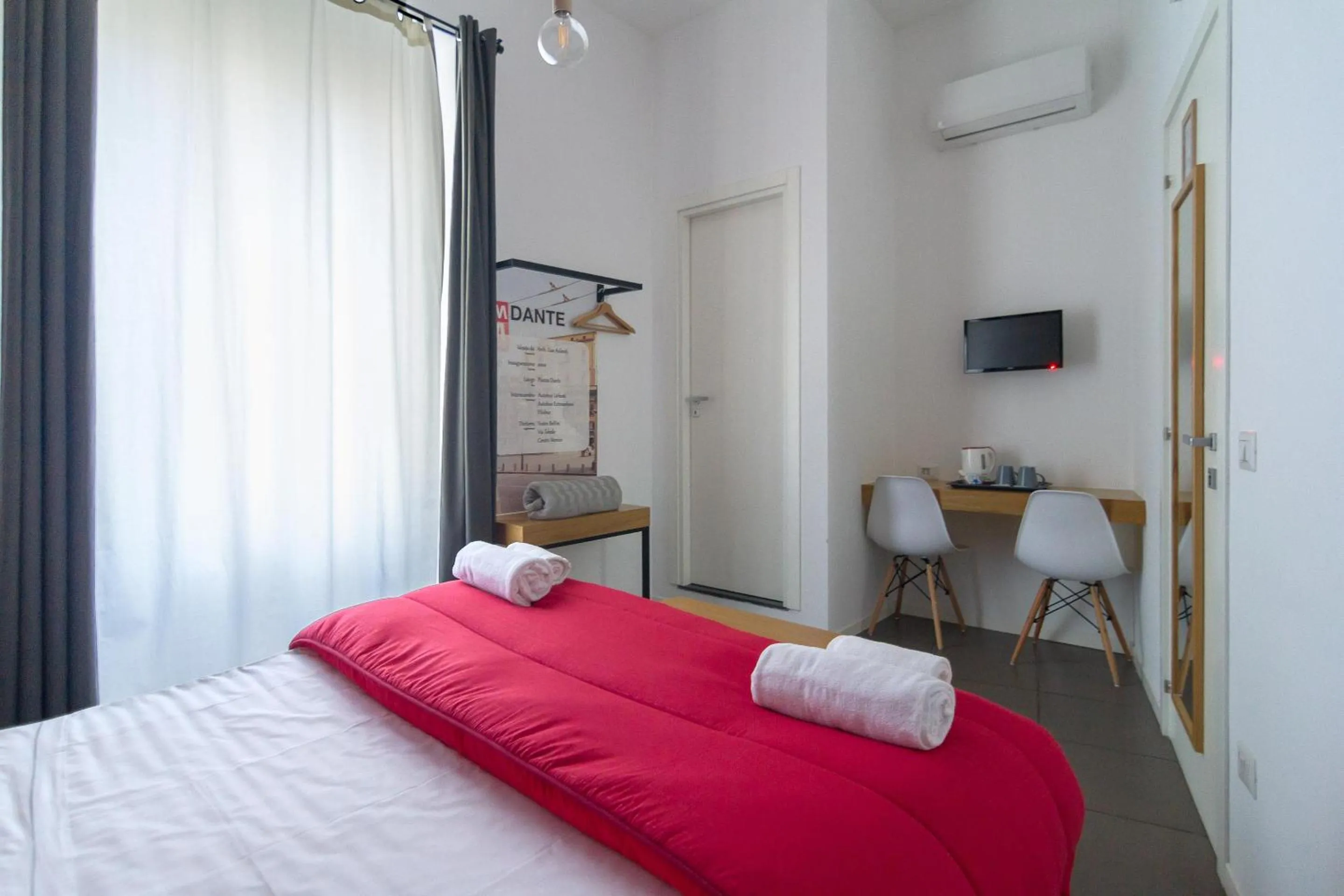 Photo of the whole room, Bed in Maison du La Metro