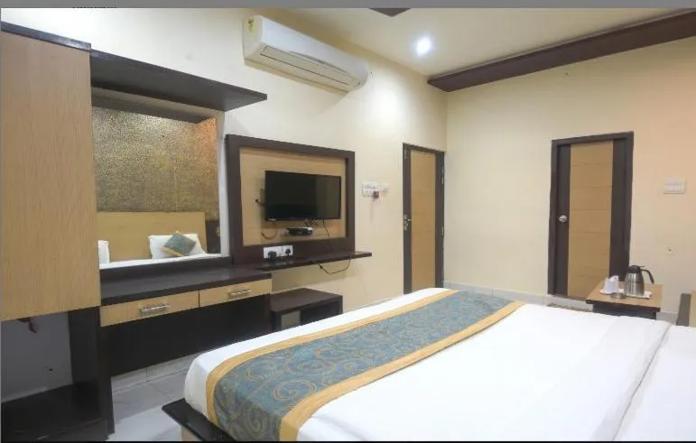 Bed in Hotel Vishnu Vilas