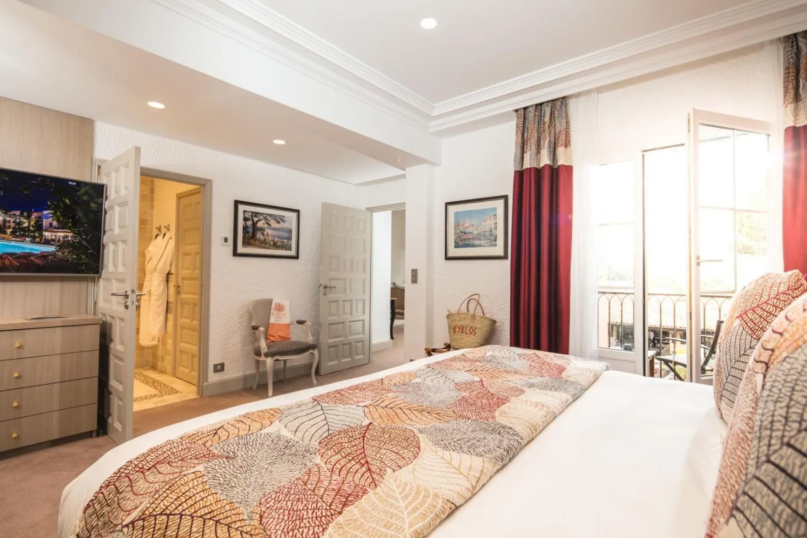 Bedroom, Bed in Hotel Byblos Saint-Tropez