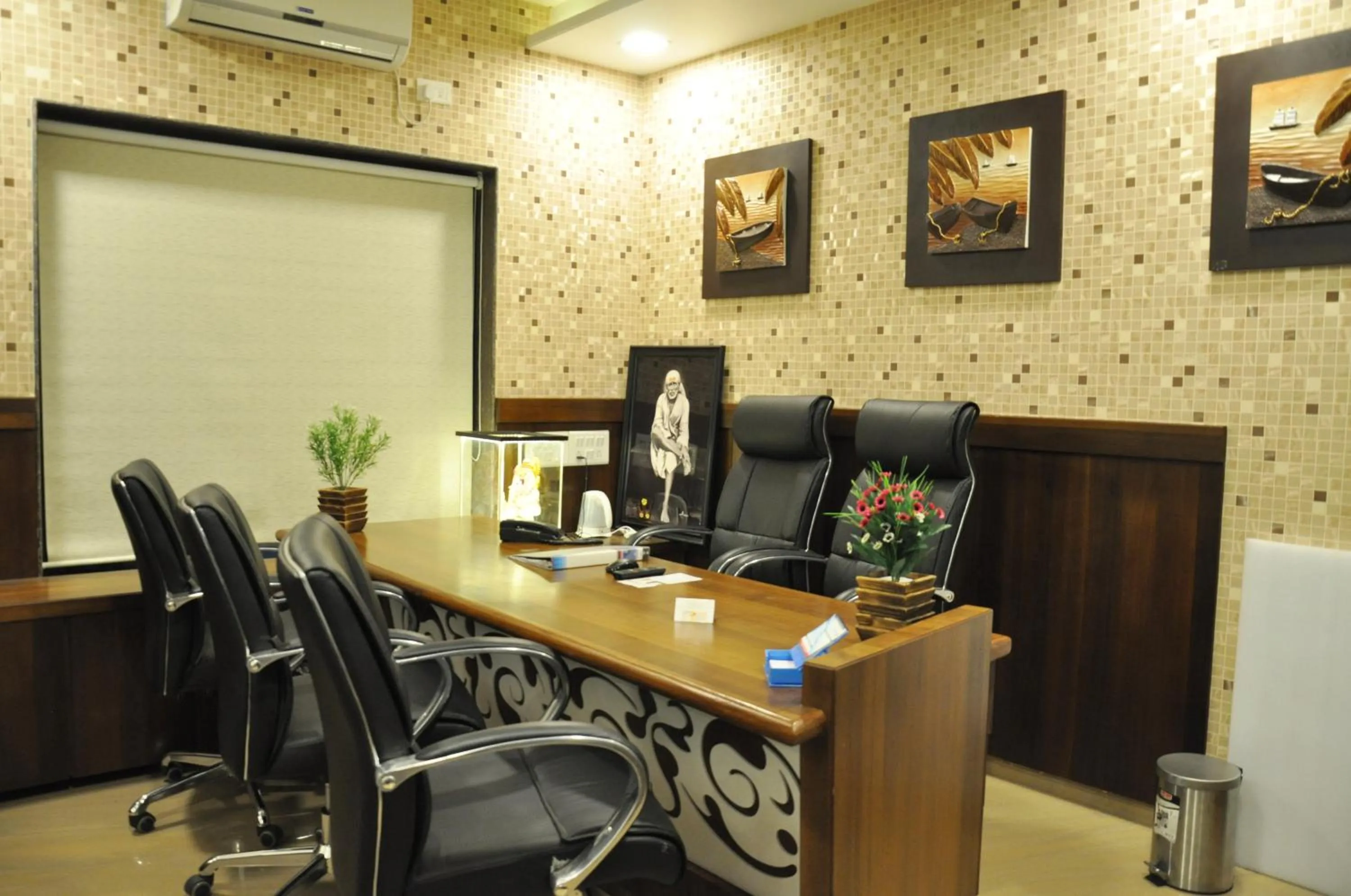 Restaurant/places to eat in Hotel Sai Shubham