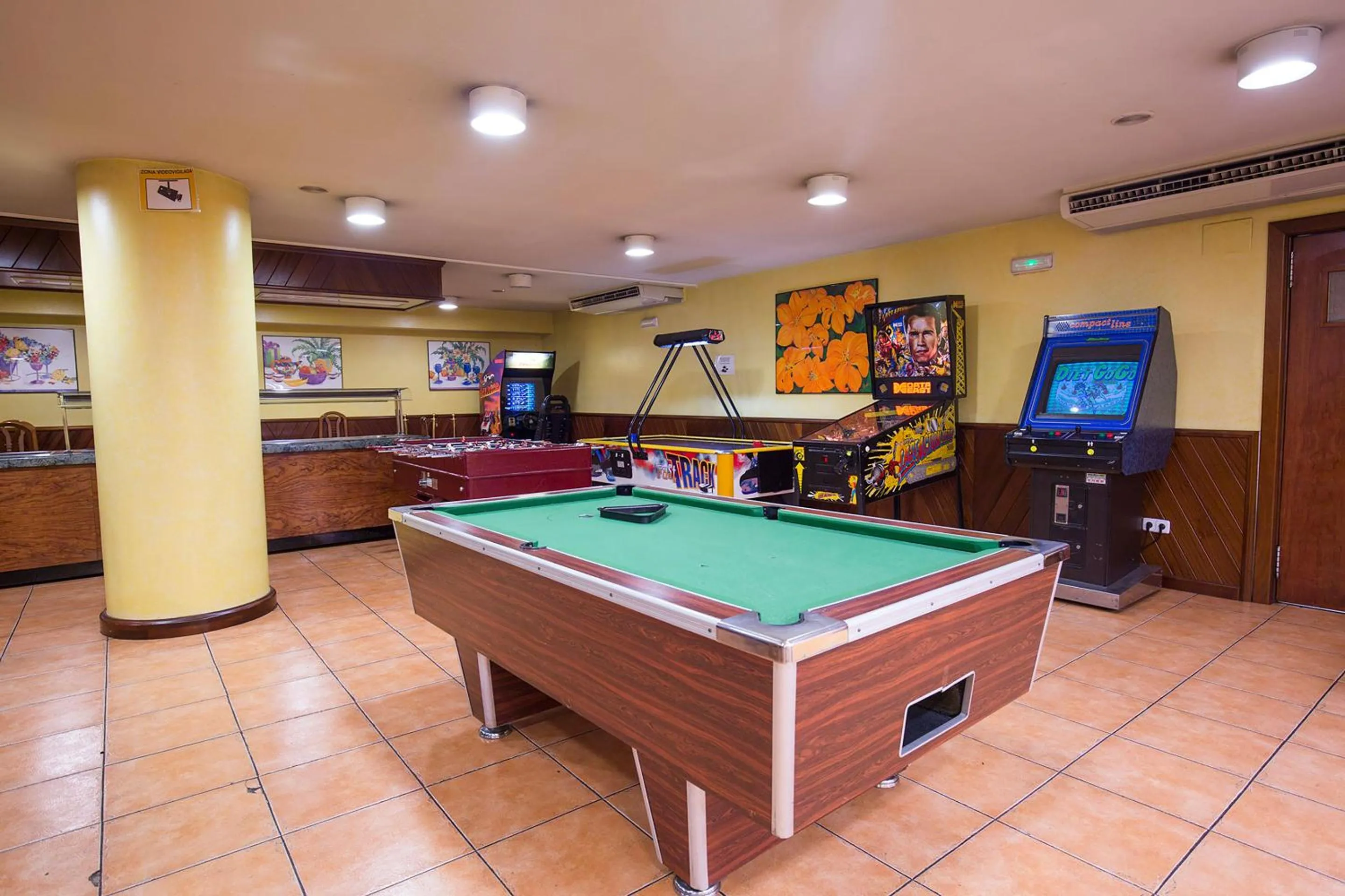 Billiard in Hotel Cervol by Nexta