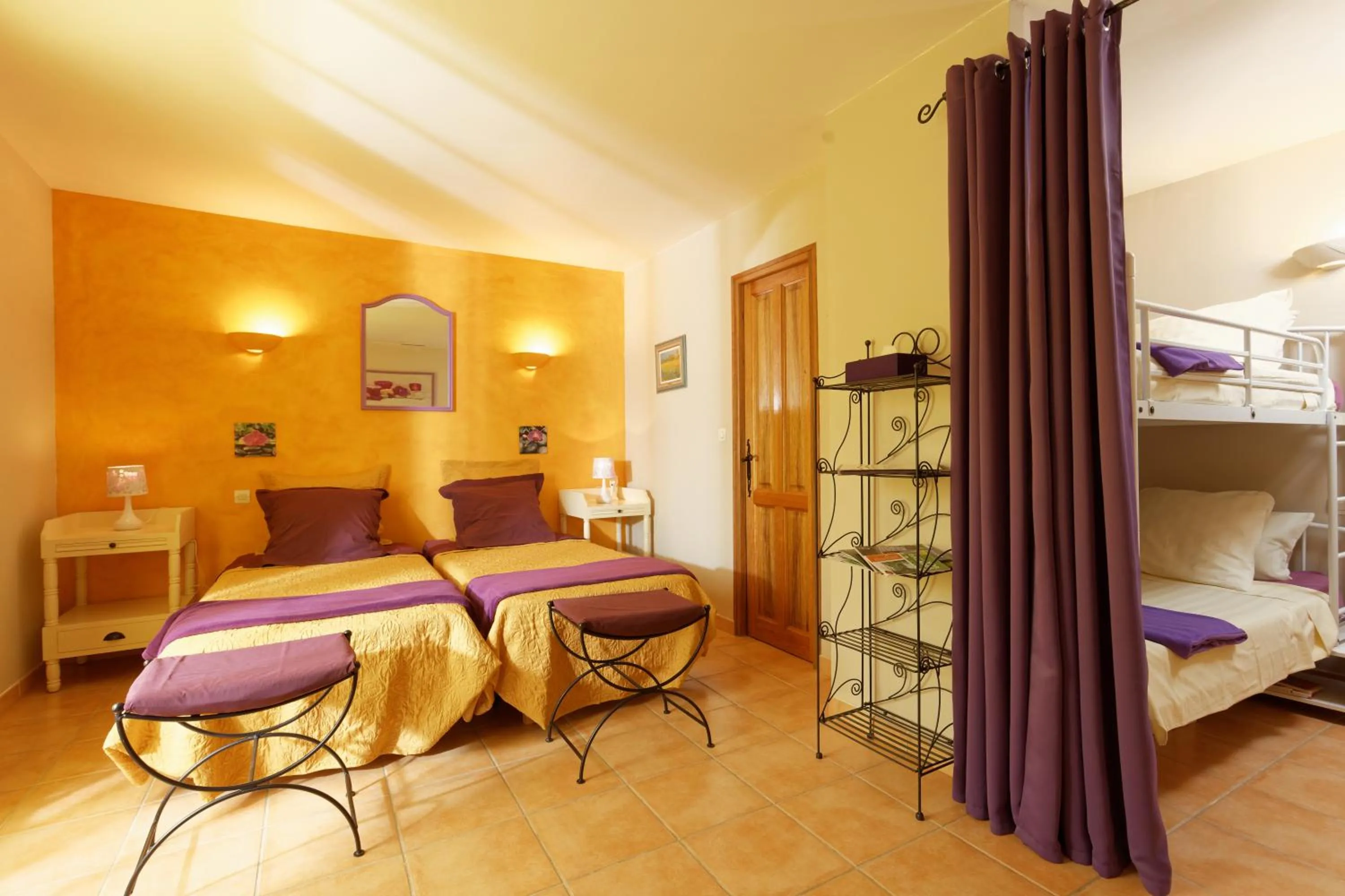 Property building, Bed in Villa des Cammaous