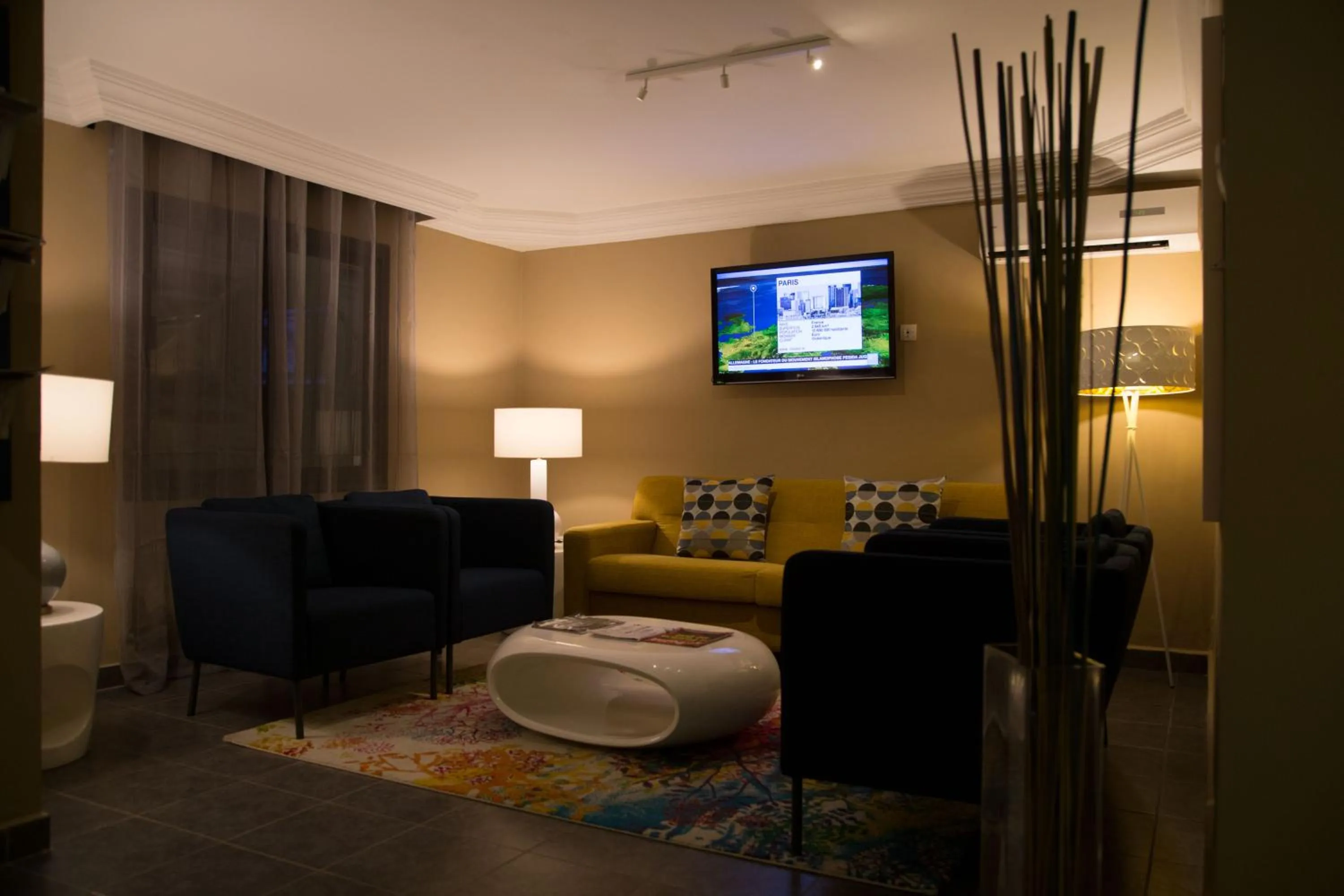 Communal lounge/ TV room in Hôtel Semiramis City Center