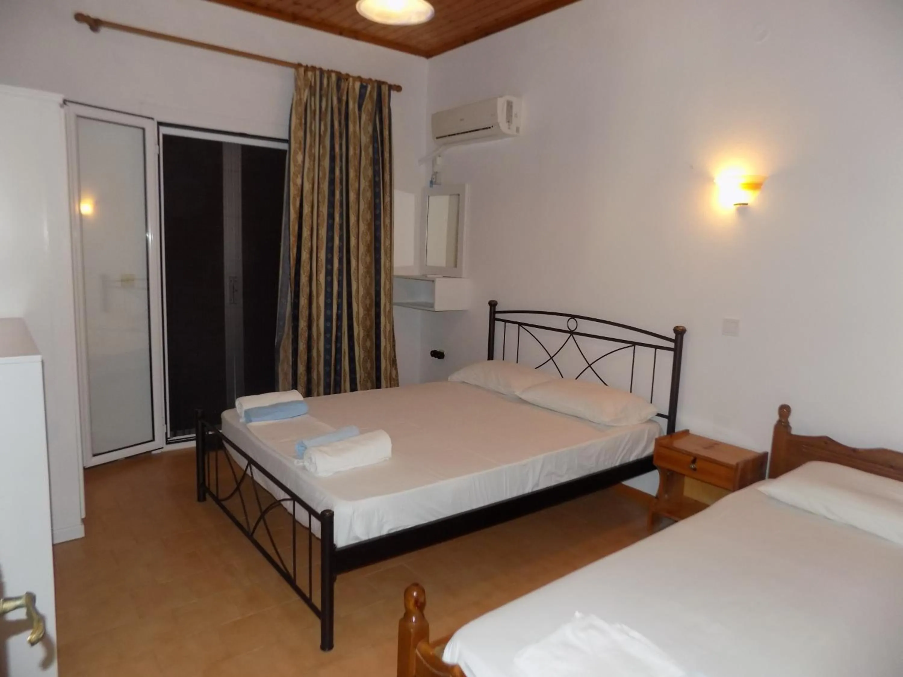 Bed in Apartments Elli - Nikos