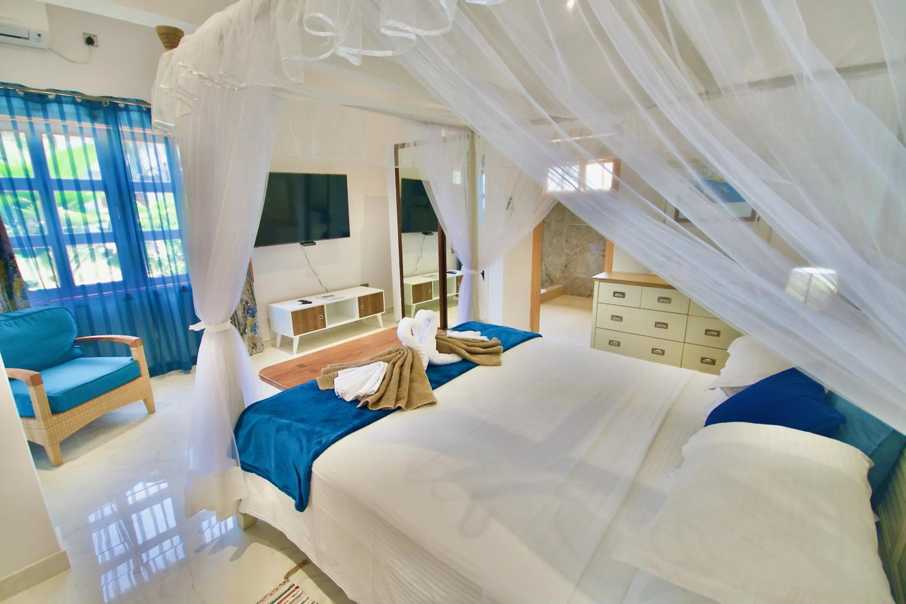 Bed in La Petite Maison and Sea Splash