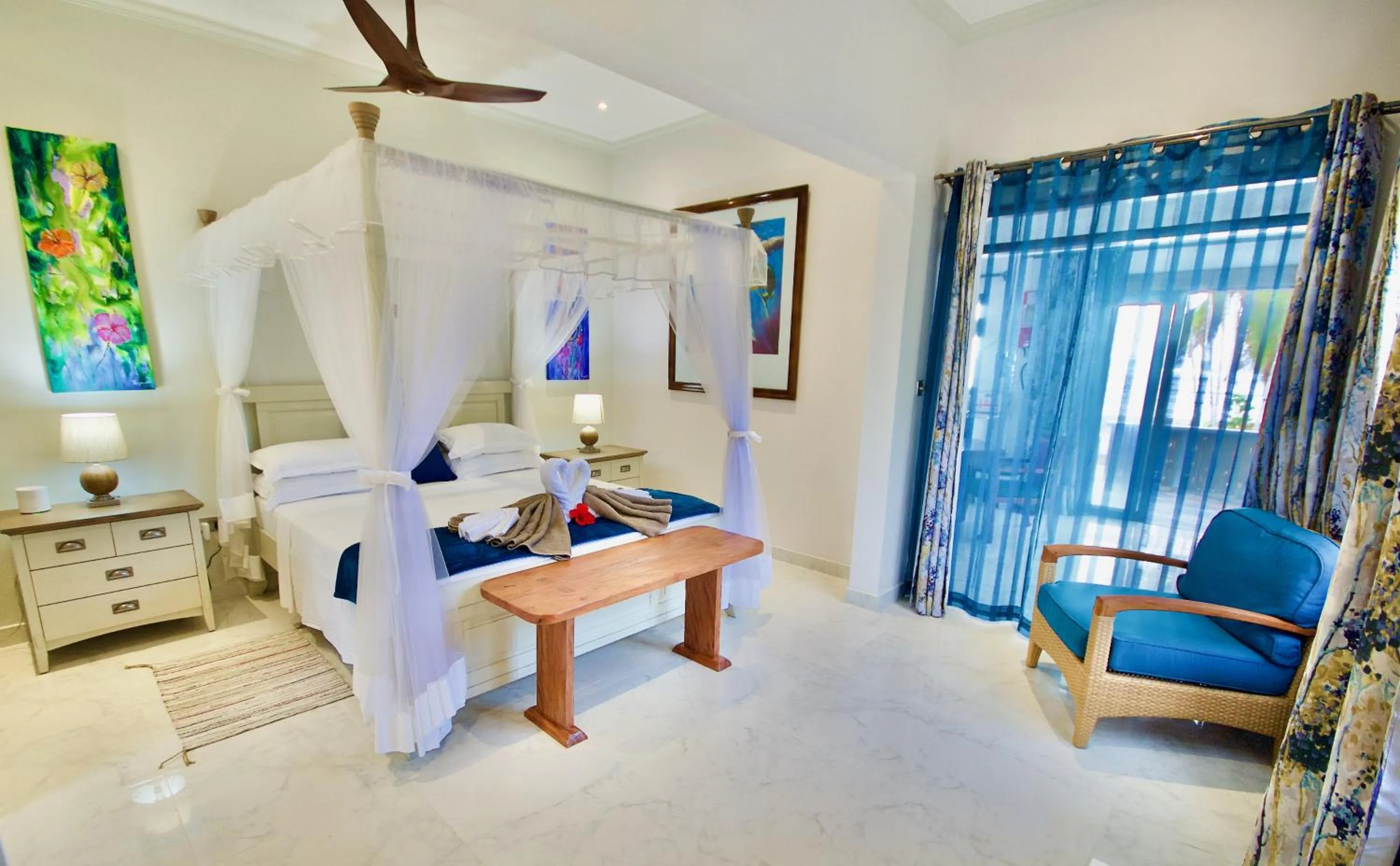 Living room, Bed in La Petite Maison and Sea Splash